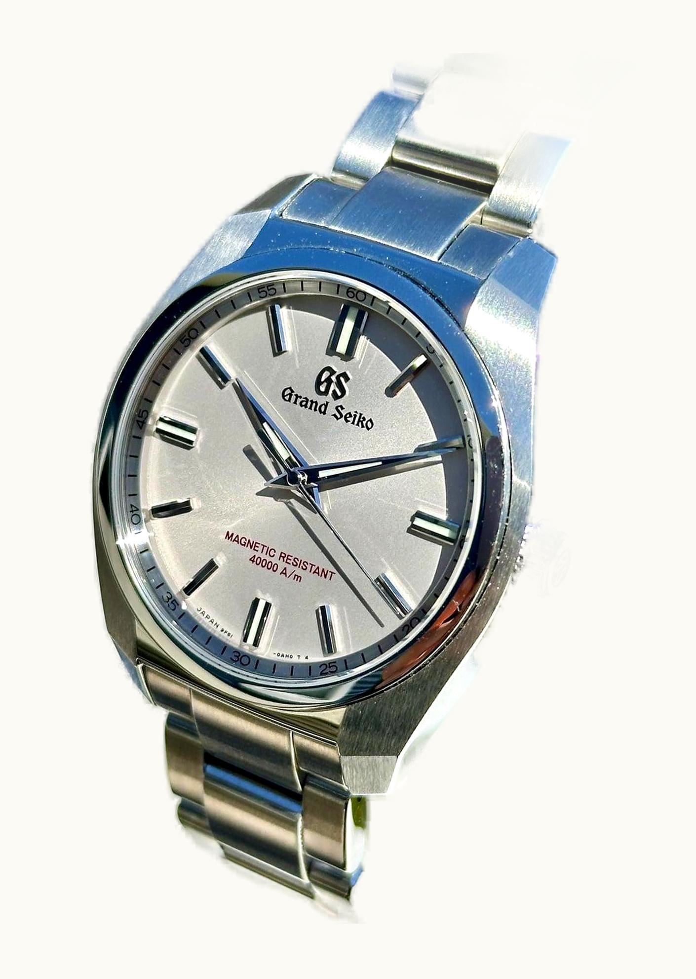 Grand Seiko Quartz Anti-Magnetic Stainless Steel / Silver / Bracelet