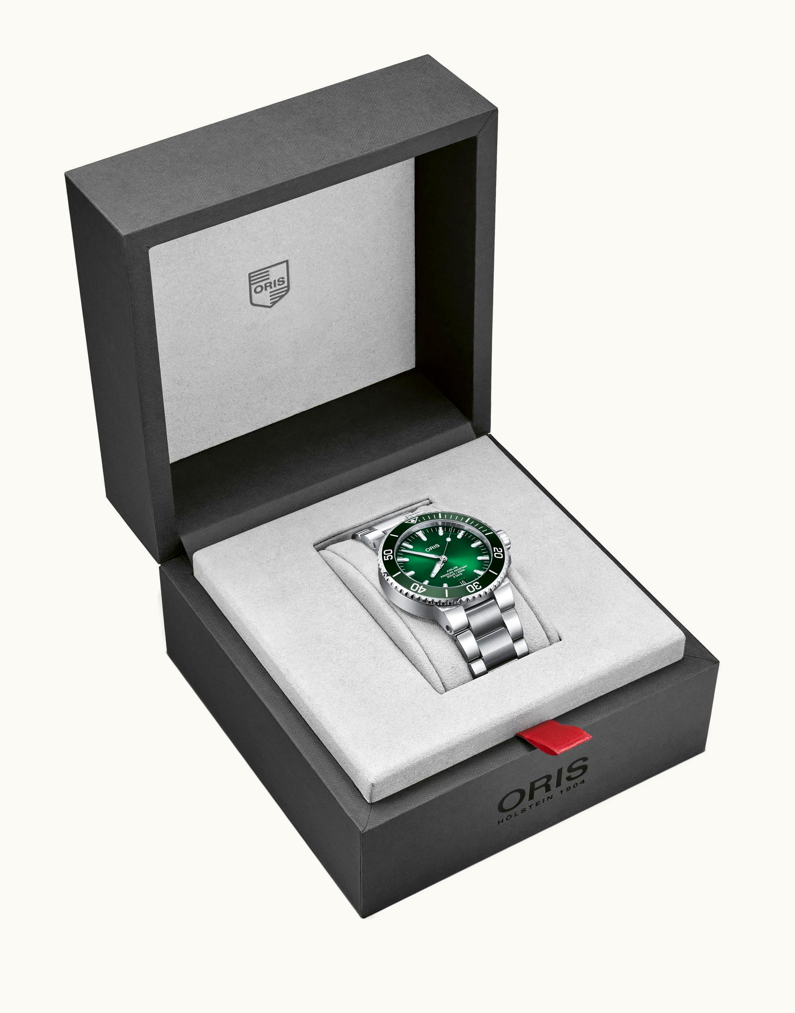 Oris Aquis Date Calibre 400 43.5 Stainless Steel / Green / Bracelet