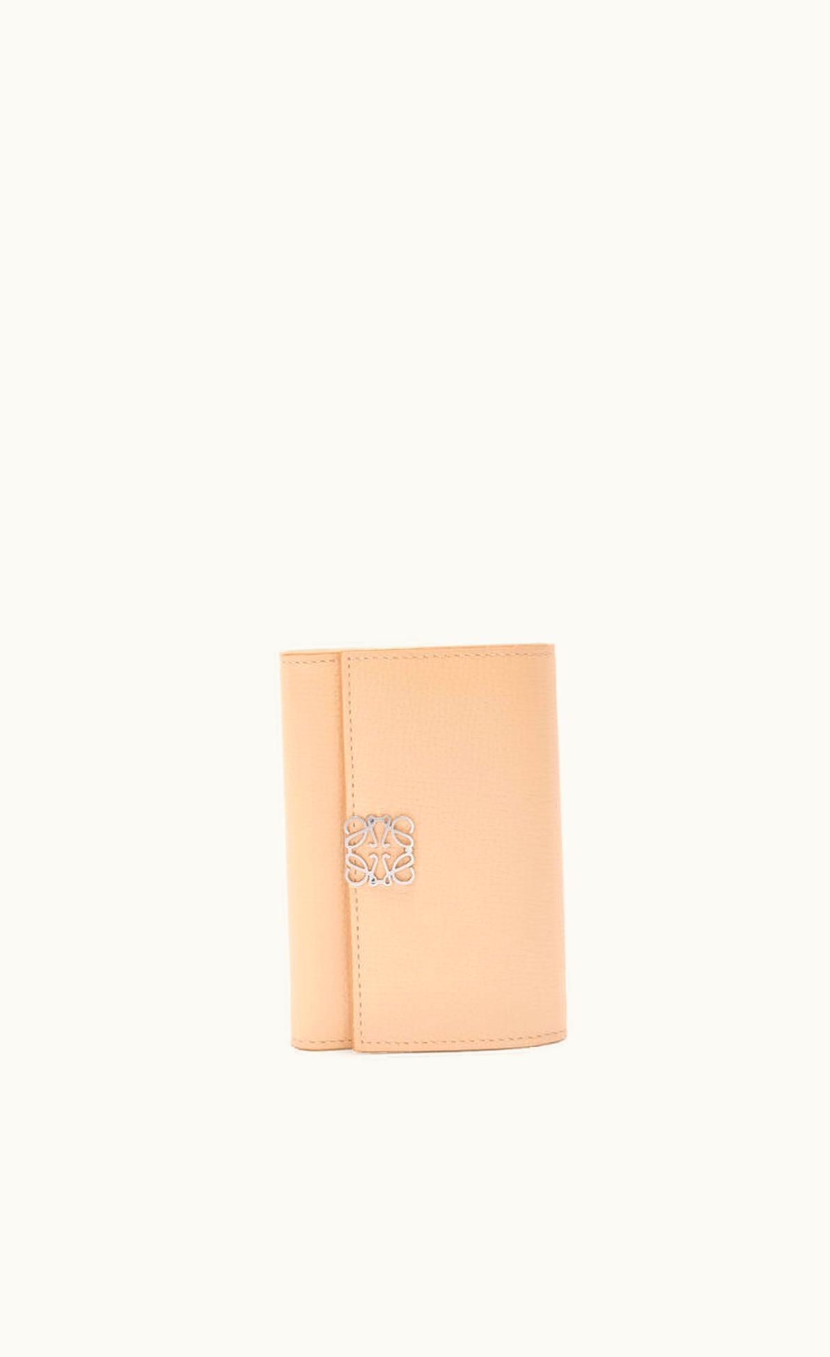 Loewe Loewe Anagram Small Vertical Wallet In Pebble Grain Calfskin UZ0126744