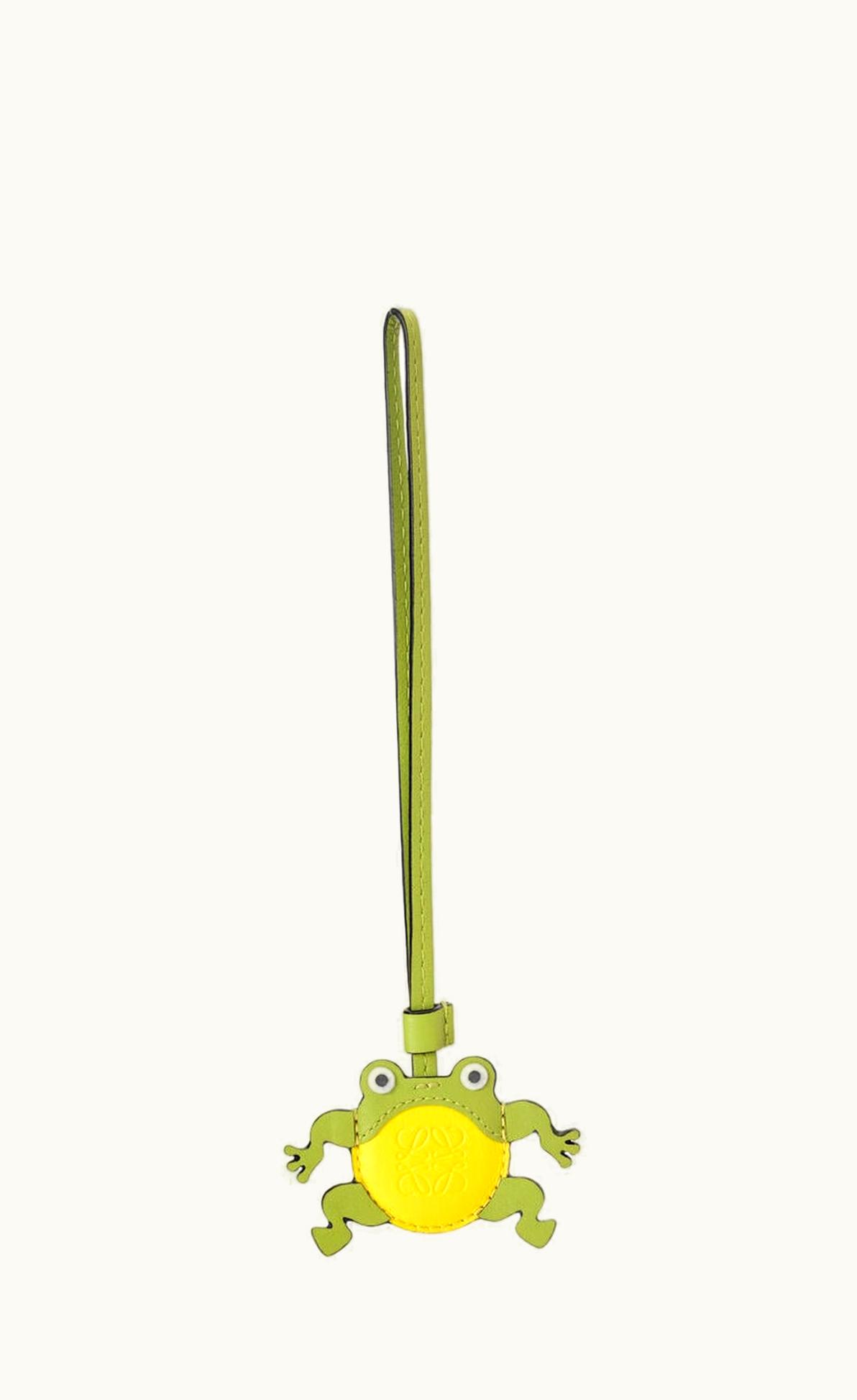 Loewe Loewe Frog Airtag Case In Classic Calfskin And Brass UZ0128331