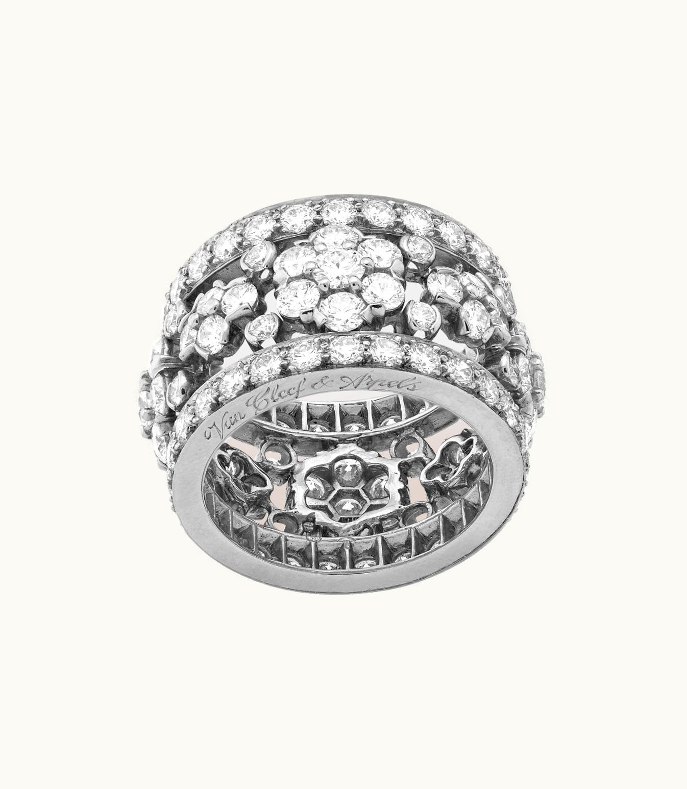 Van Cleef & Arpels Snowflake Ring. Platinum, Diamonds VCARO3RM00