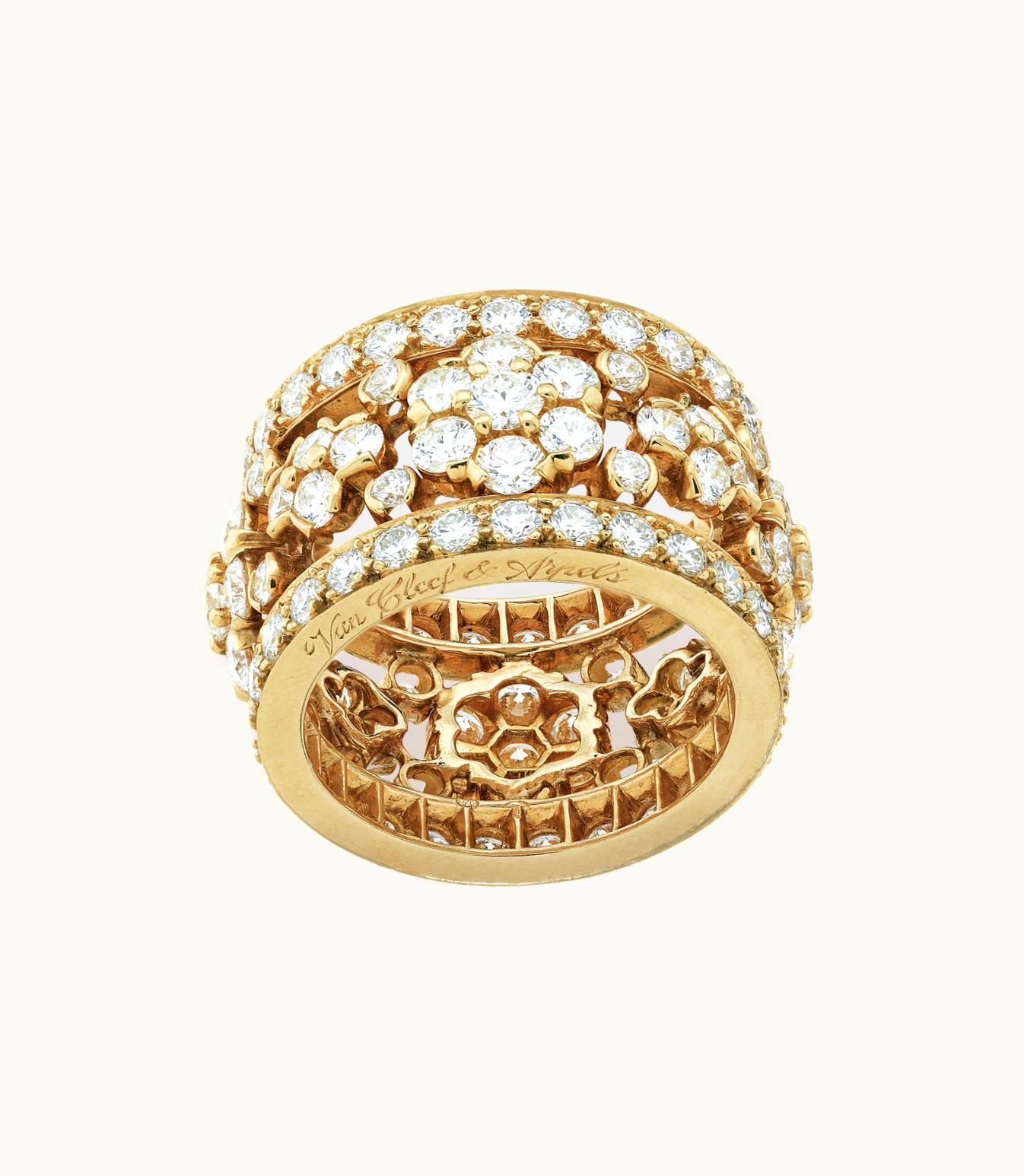 Van Cleef & Arpels Snowflake Ring. 18k Yellow Gold, Diamonds