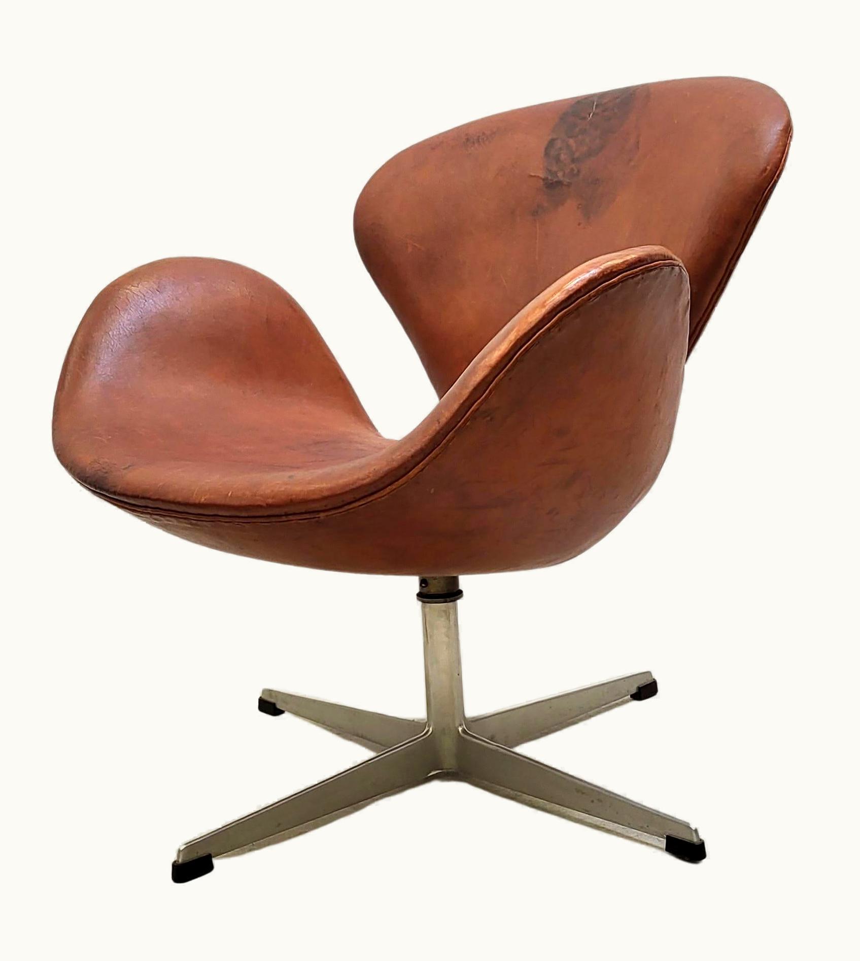 Arne Jacobsen Arne Jacobsen 1st Edition Cognac Swan Chair By Arne Jacobsen For Fritz Hansen, 1958