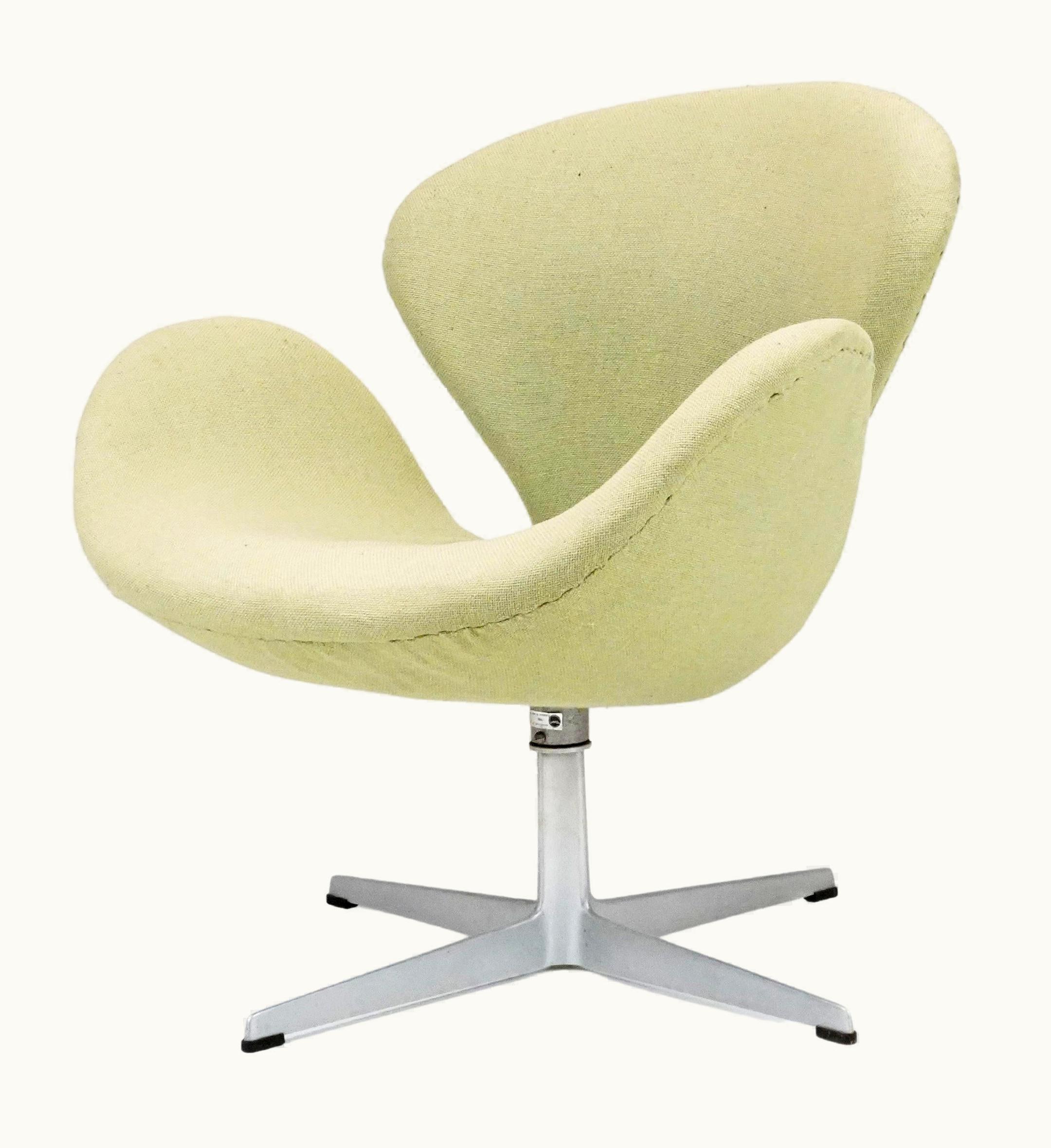 Arne Jacobsen Arne Jacobsen 1966 Arne Jacobsen Swan Chair Produced By Fritz Hansen