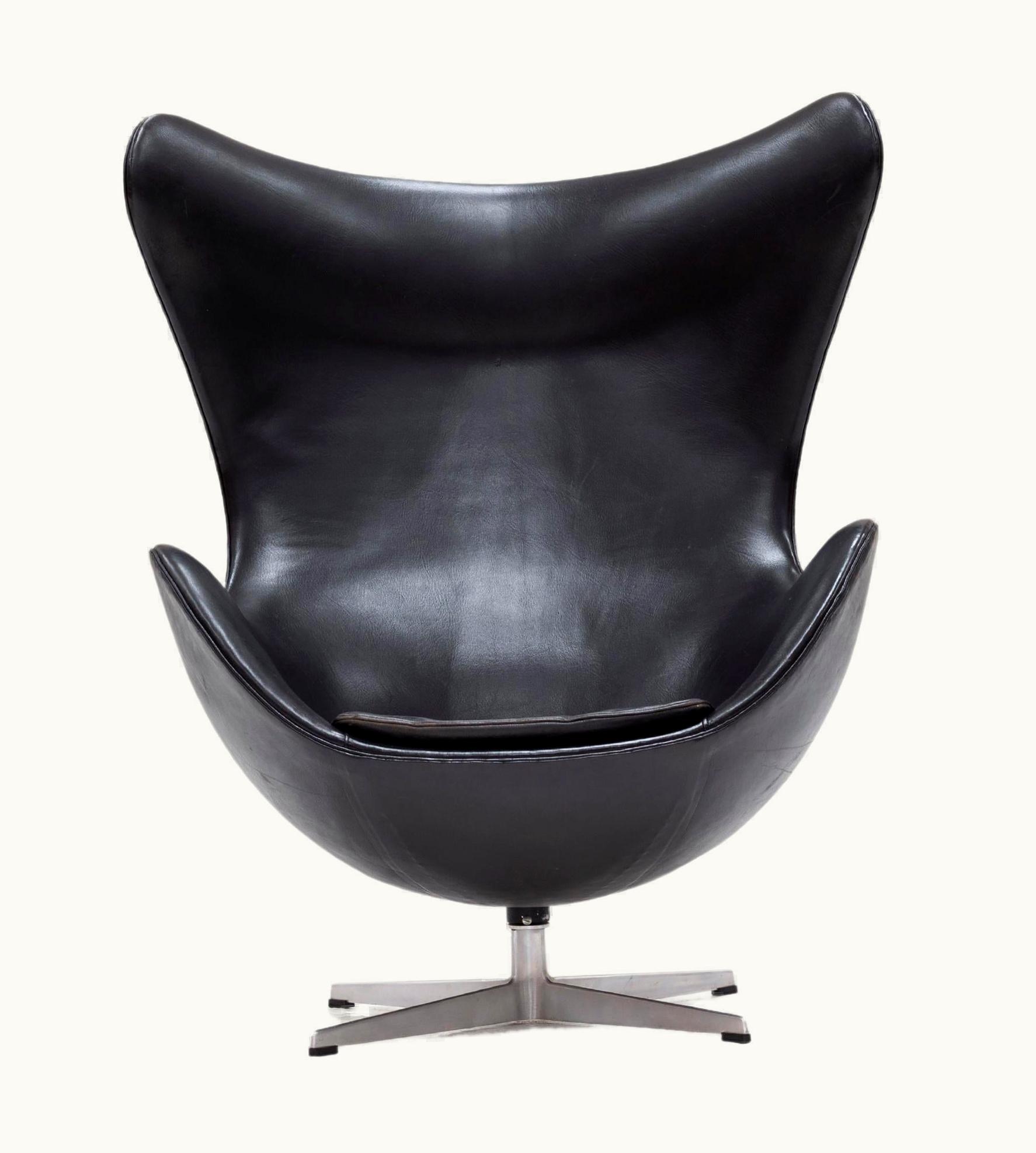 Arne Jacobsen Arne Jacobsen Egg Chair In Black Leather, Denmark, 1960's