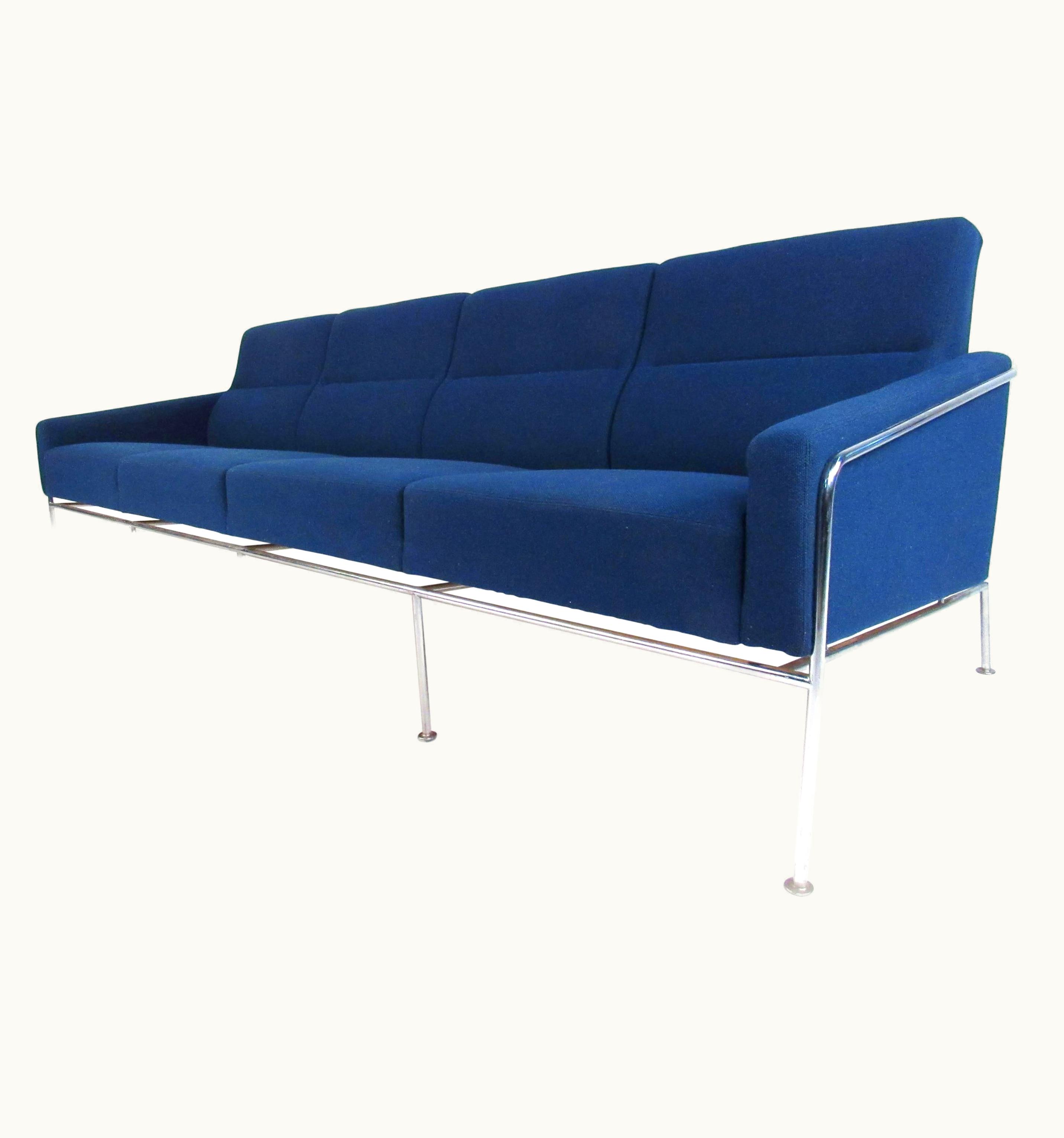 Arne Jacobsen Arne Jacobsen Arne Jabobsen Airport Sofa For Fritz Hansen, Denmark, 1957