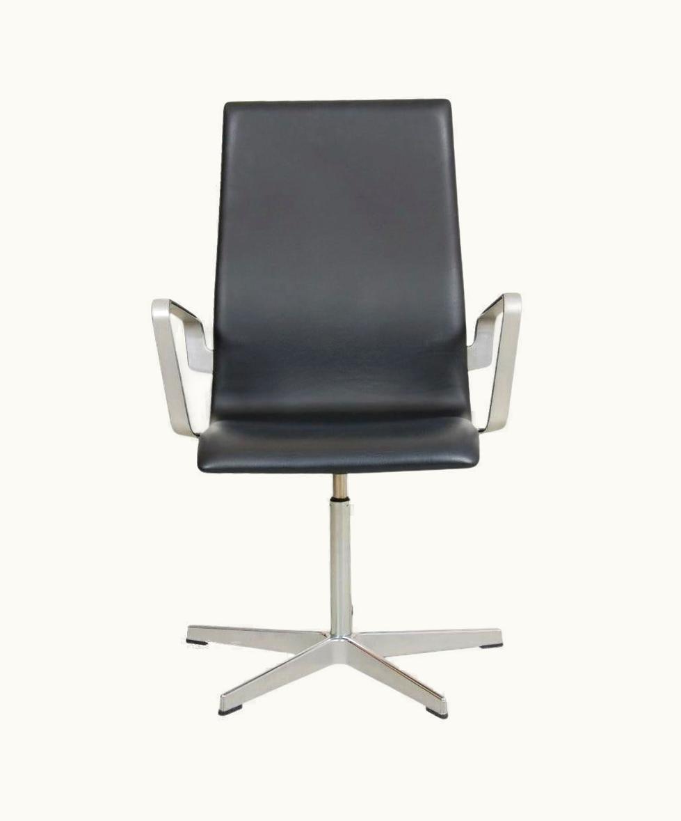 Arne Jacobsen Arne Jacobsen Oxford Chair With Medium High Back And Black Leather