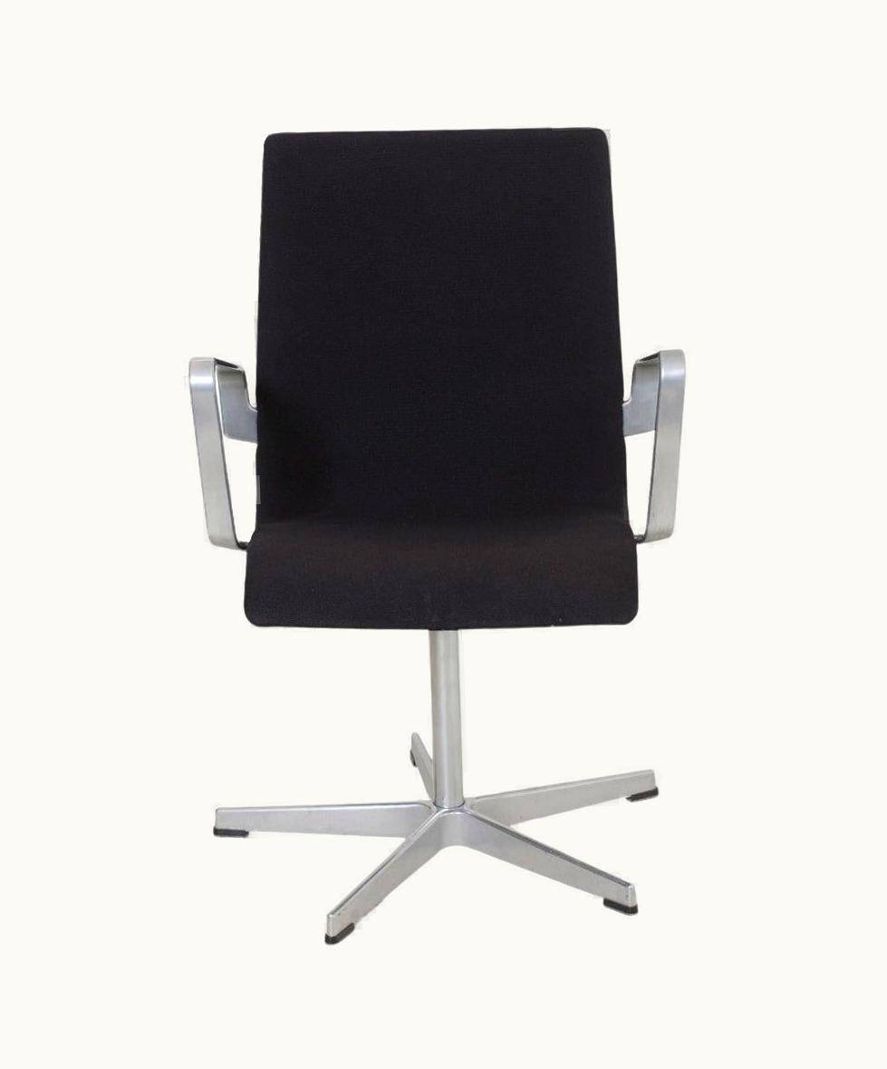 Arne Jacobsen Arne Jacobsen Oxford Chair With A Low Back And Black Tonus Fabric