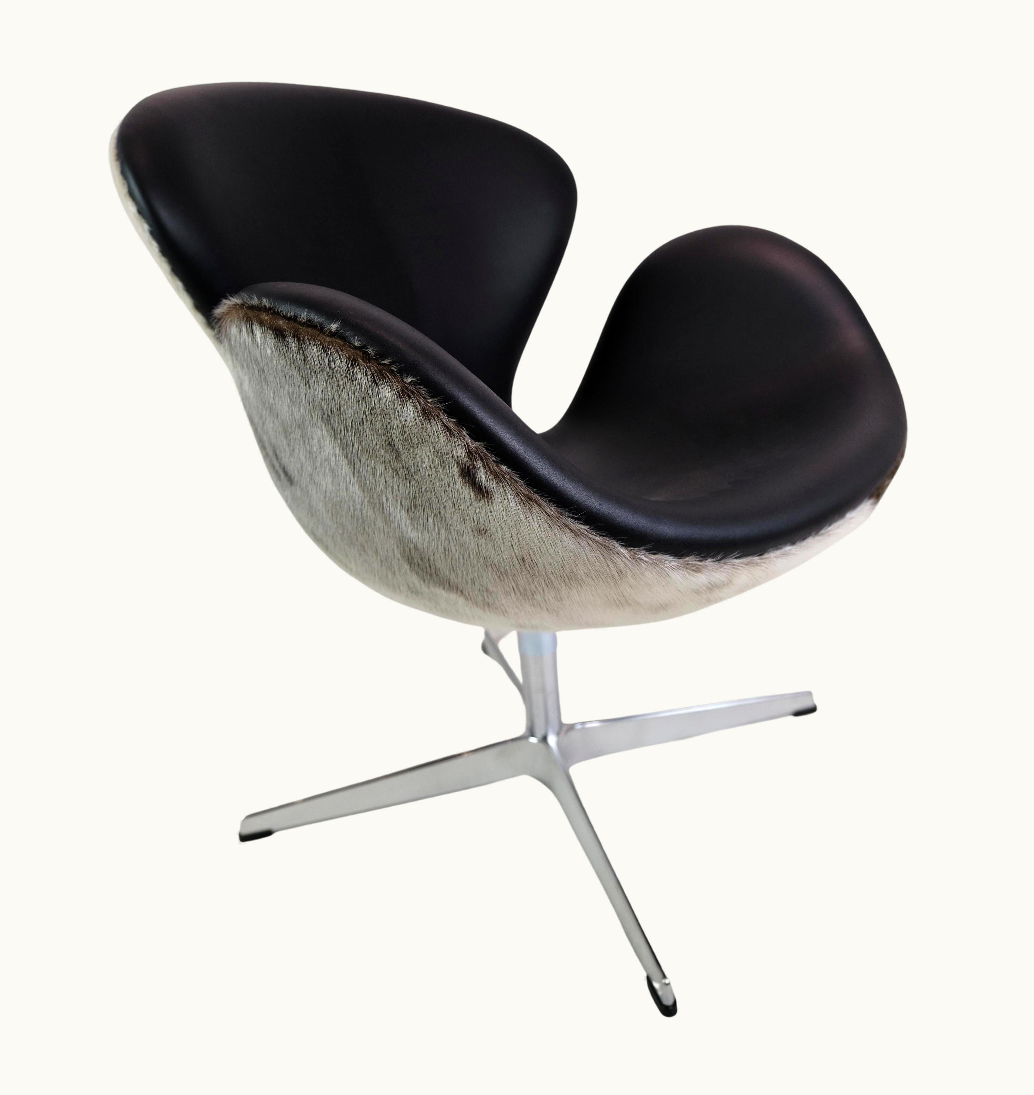 Arne Jacobsen Arne Jacobsen Swan Chair, Model 3320, Arne Jacobsen, Fritz Hansen, 1958