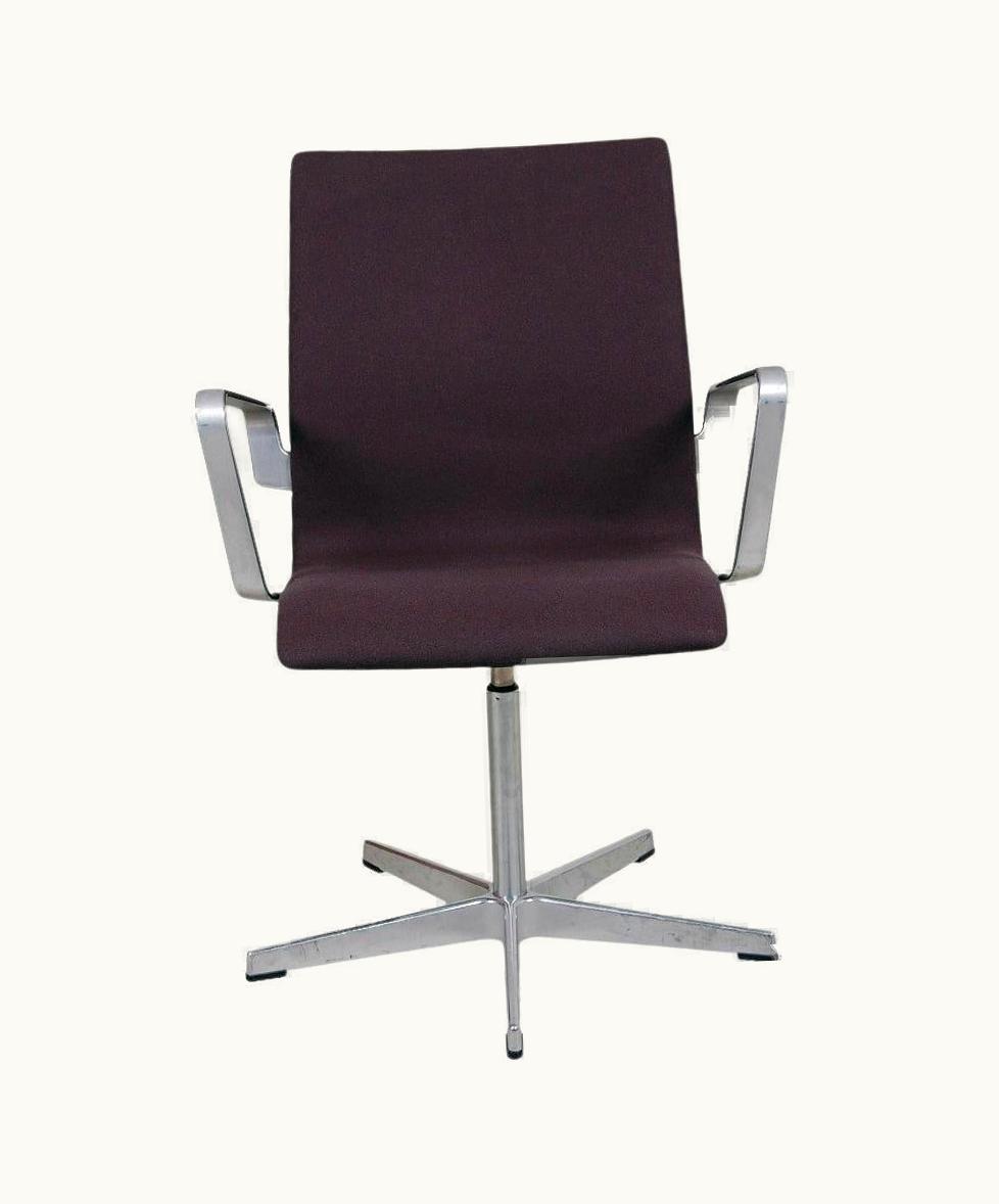 Arne Jacobsen Arne Jacobsen Low Oxford Chair From 2008 With Dark Grey Fabric