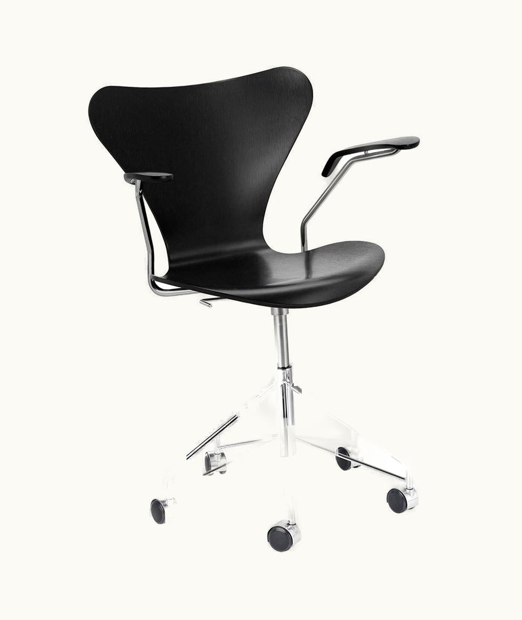 Arne Jacobsen Arne Jacobsen Model 3217 Coloured Ash