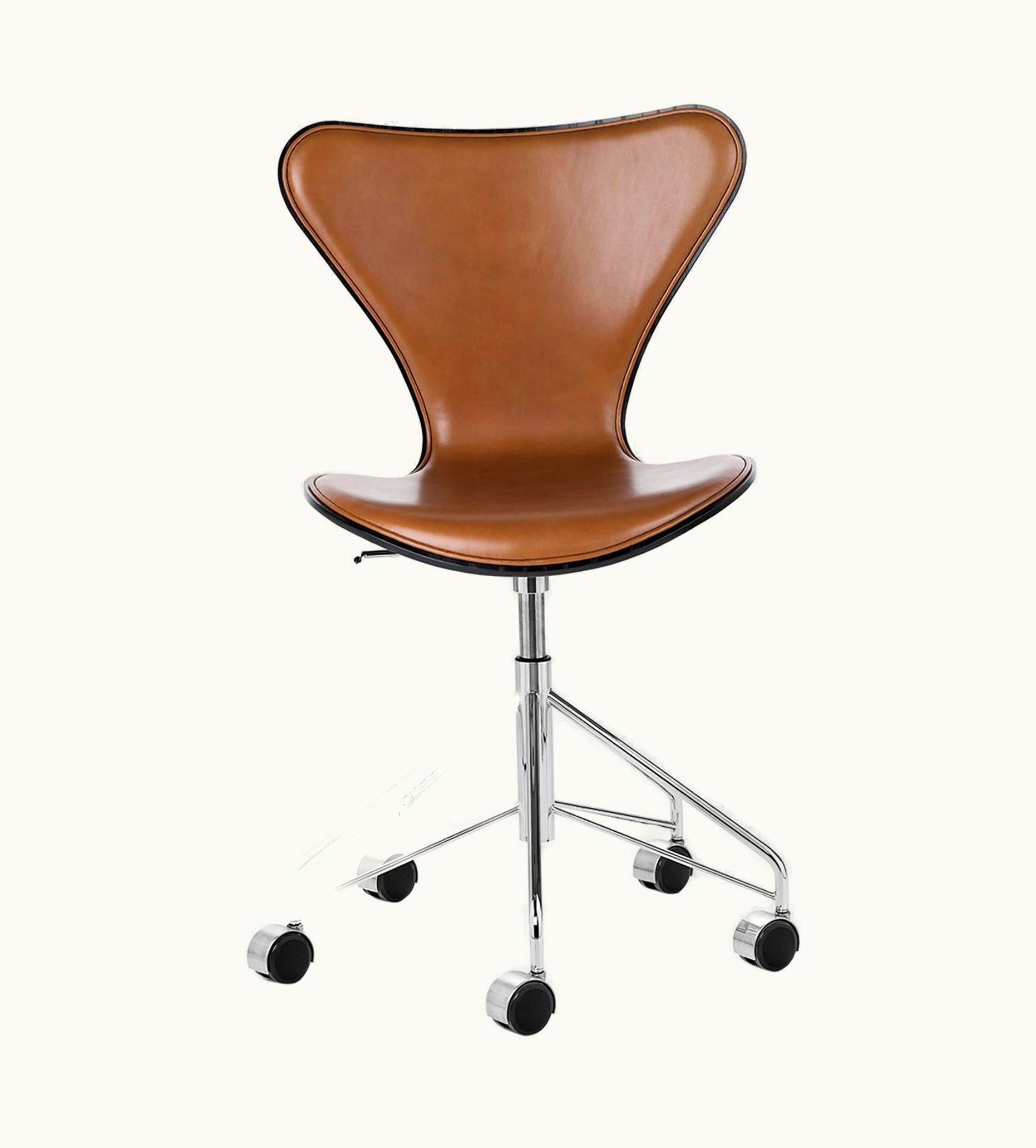 Arne Jacobsen Arne Jacobsen Model 3117 Front Upholstered