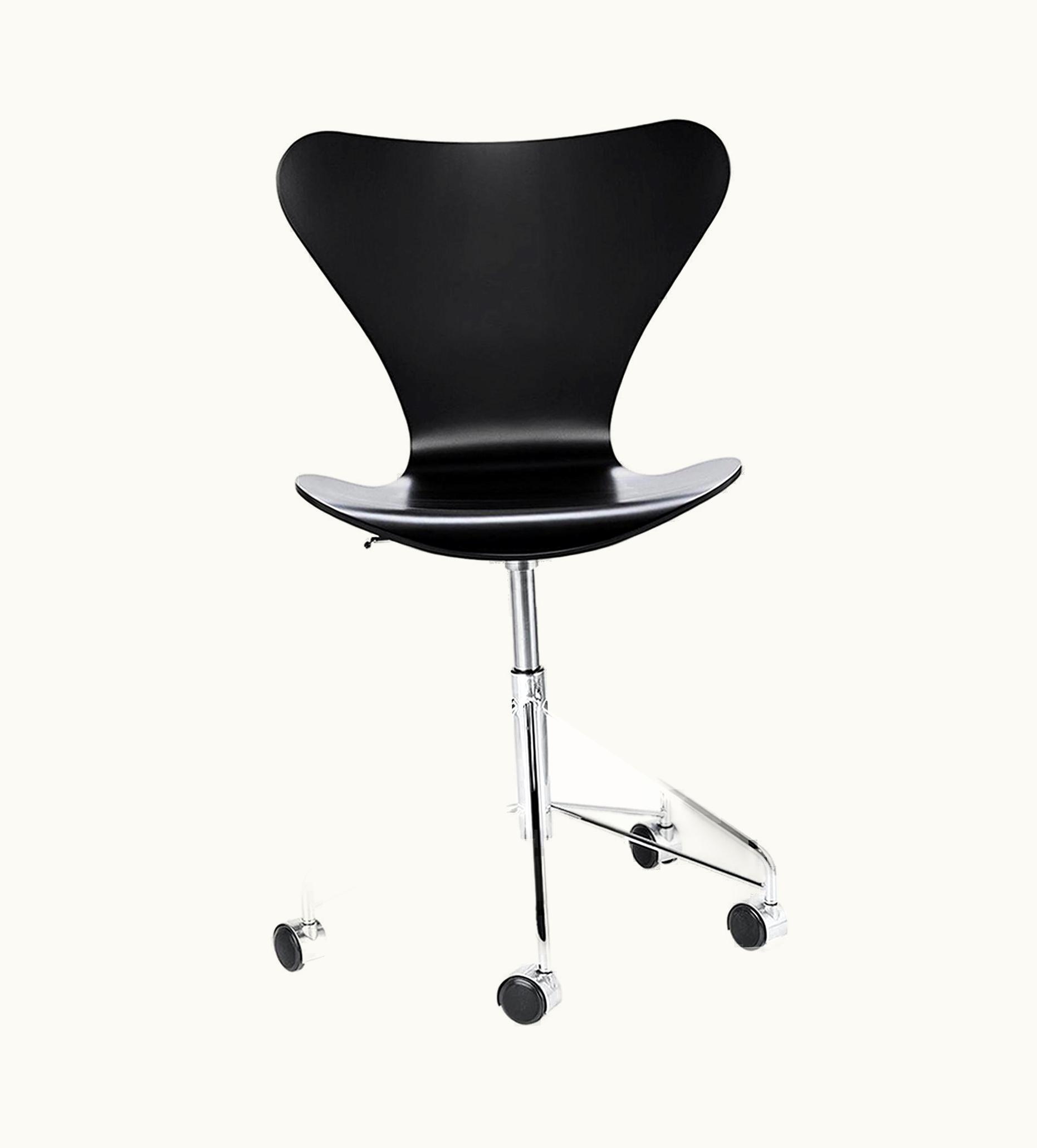 Arne Jacobsen Arne Jacobsen Model 3117 Lacquered