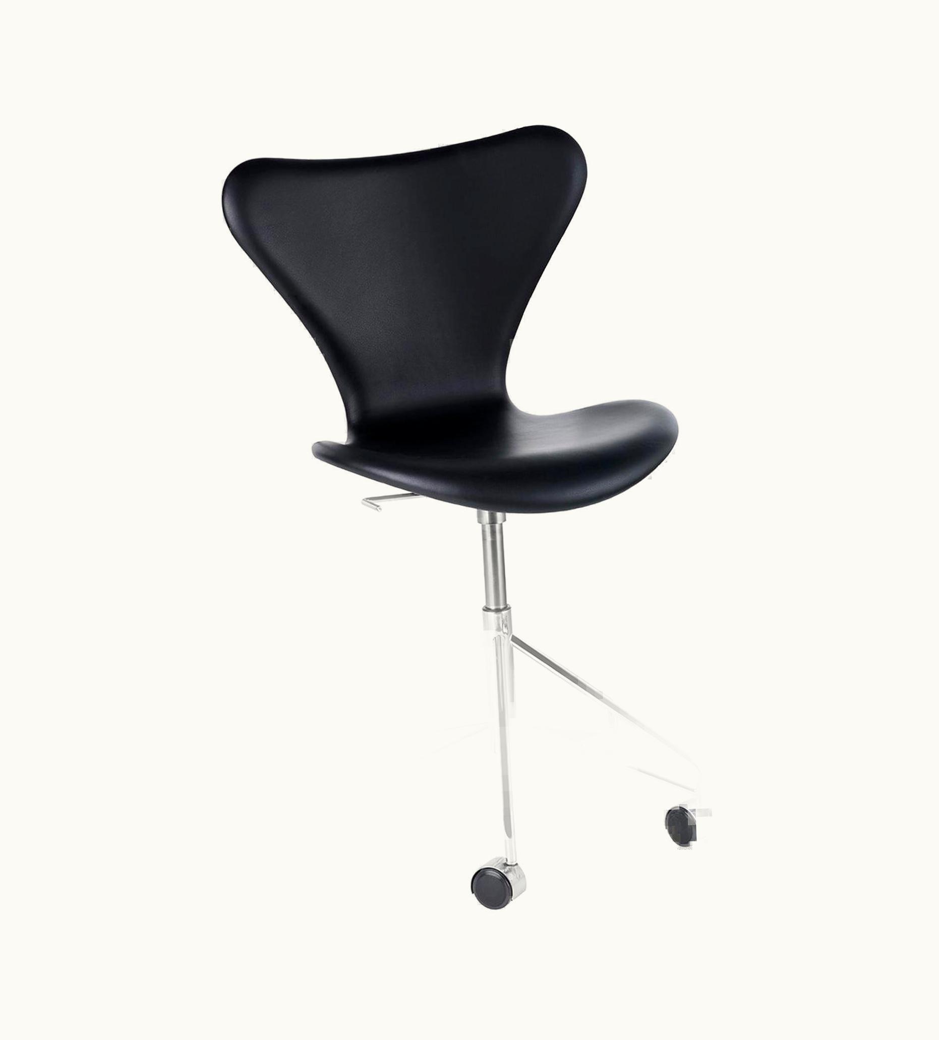 Arne Jacobsen Arne Jacobsen Model 3117 Fullly Upholstered Leather