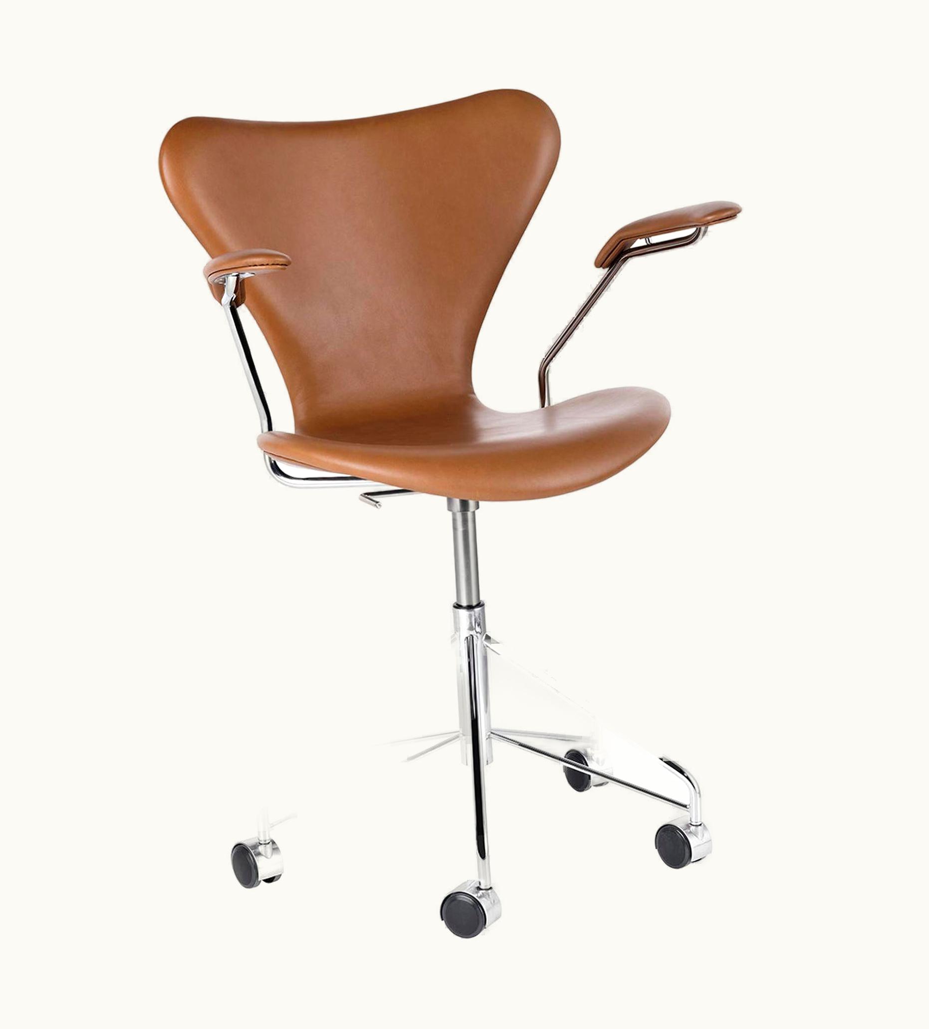 Arne Jacobsen Arne Jacobsen Model 3217 Front Upholstered