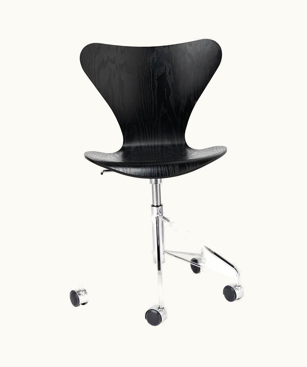 Arne Jacobsen Arne Jacobsen Model 3117 Coloured Ash