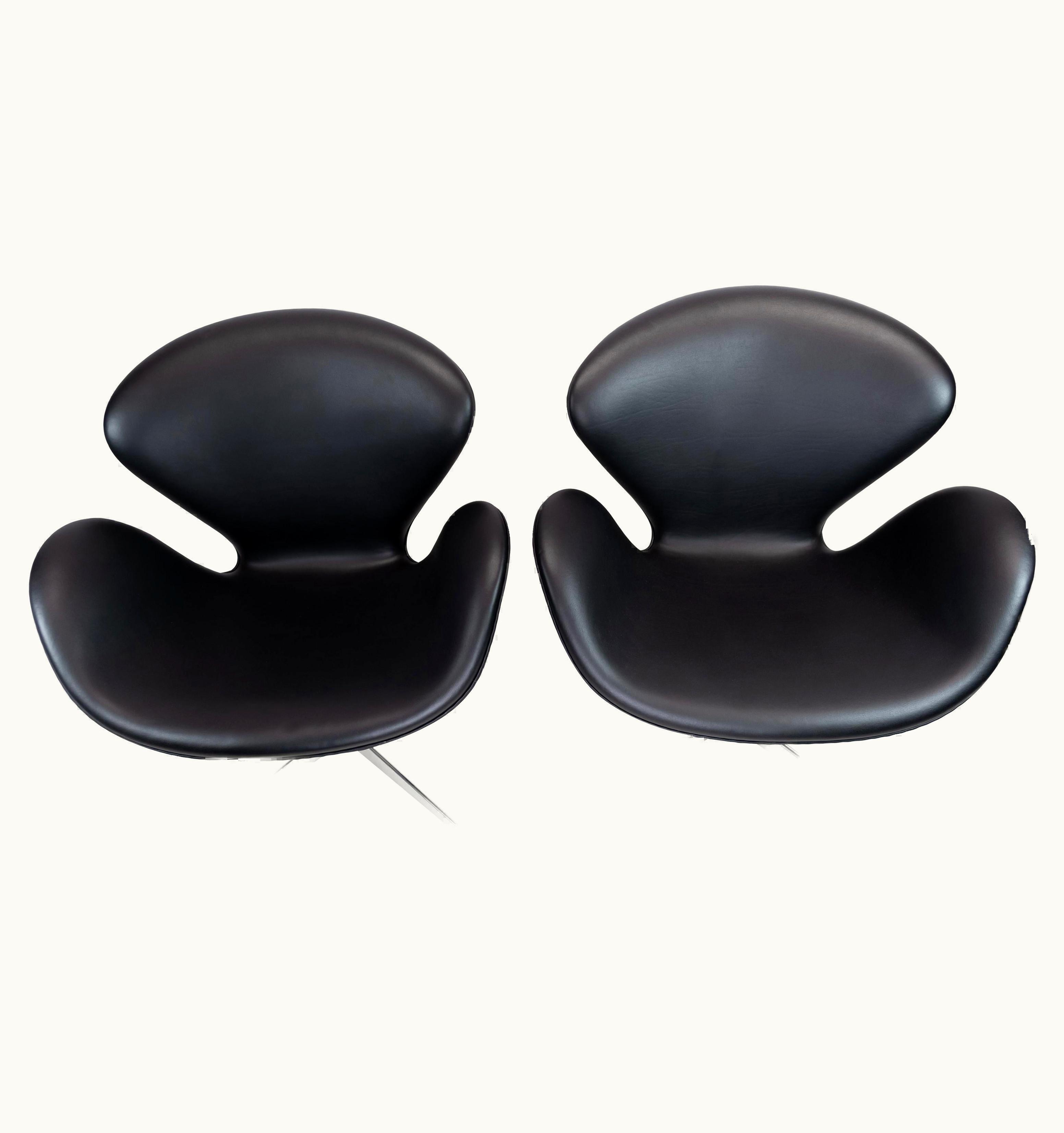Arne Jacobsen Arne Jacobsen Pair Of Swan Chairs, Model 3320, Designed By Arne Jacobsen In 1958