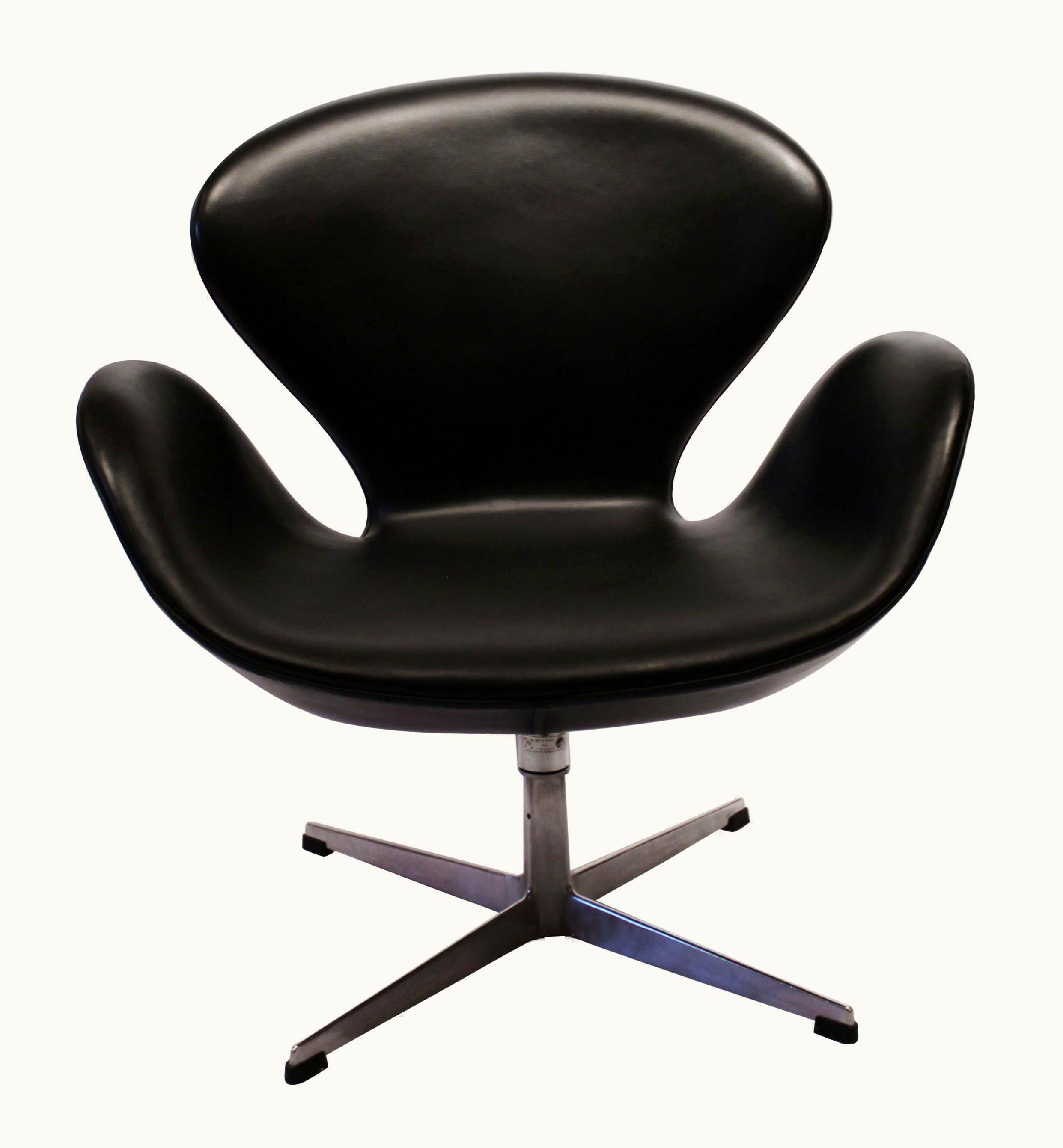 Arne Jacobsen Arne Jacobsen Swan Chair, Model 3320, By Arne Jacobsen And By Fritz Hansen, 1950s