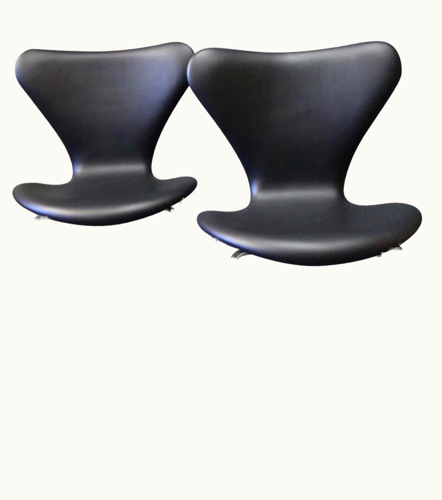 Arne Jacobsen Arne Jacobsen Pair Of Series 7 Chairs, Model 3107, By Arne Jacobsen And Fritz Hansen, 1967
