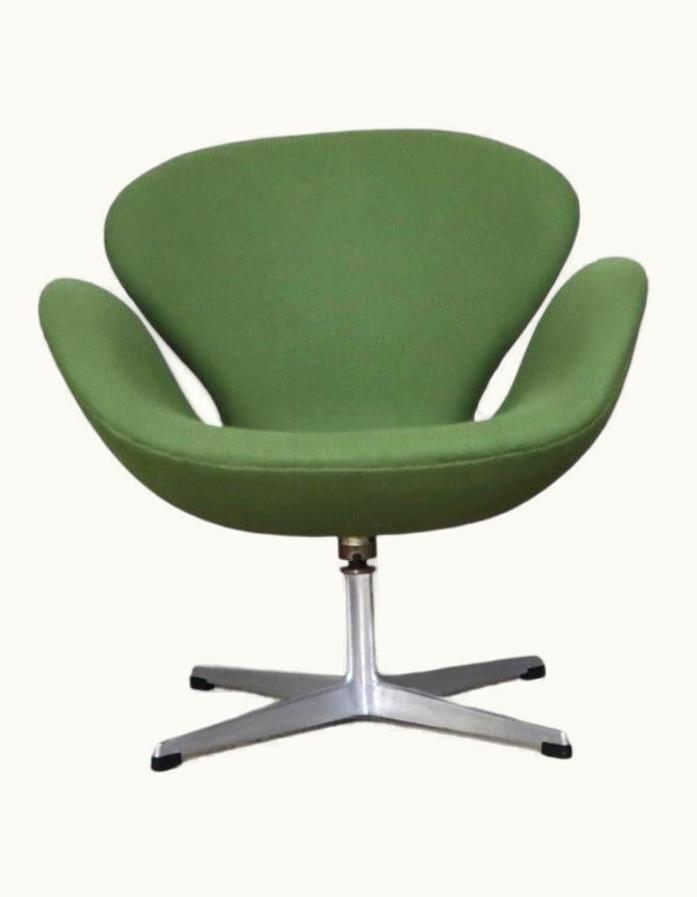 Arne Jacobsen Arne Jacobsen Early Edition Swan Model 3320 Chair By Arne Jacobsen For Fritz Hansen, 1960s