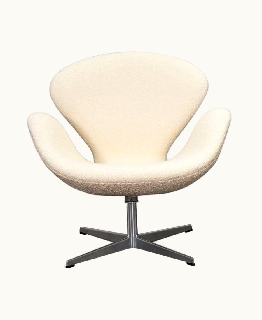 Arne Jacobsen Arne Jacobsen Swan Chair In Knoll Pearl Boucle