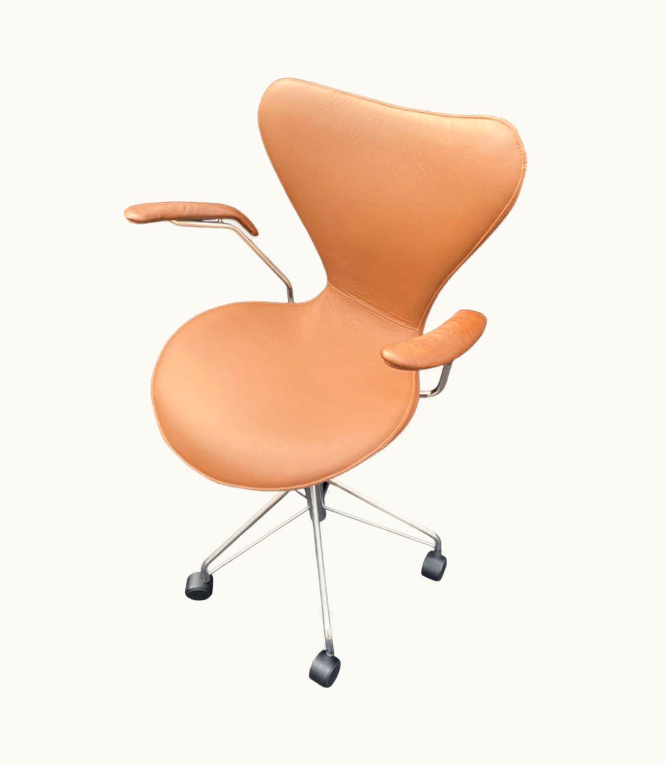 Arne Jacobsen Arne Jacobsen Series 7 Desk Chair In Brown Leather By Arne Jacobsen For Fritz Hansen