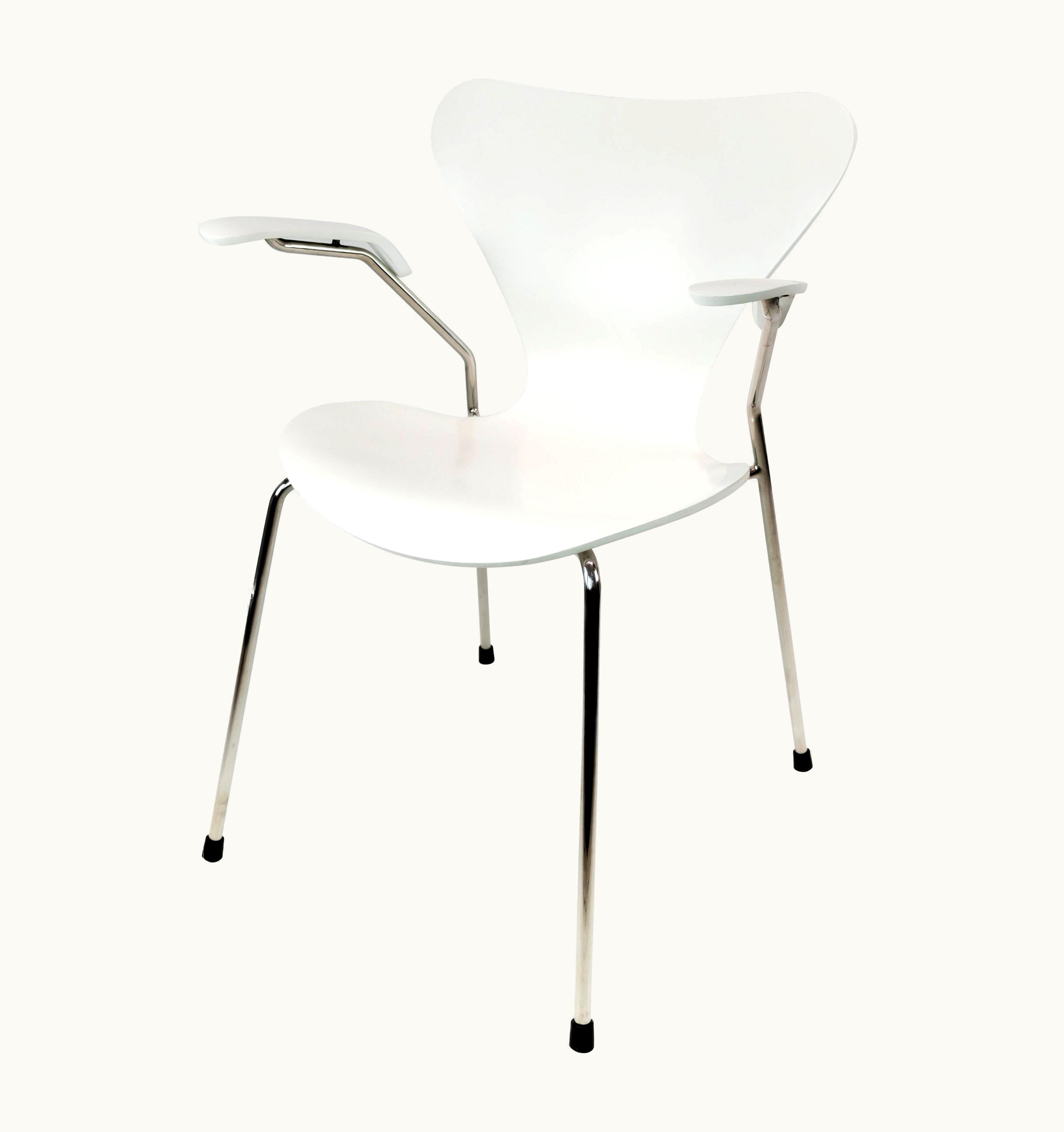 Arne Jacobsen Arne Jacobsen White Seven Chair, Model 3207, With Armrests By Arne Jacobsen And Fritz Hansen