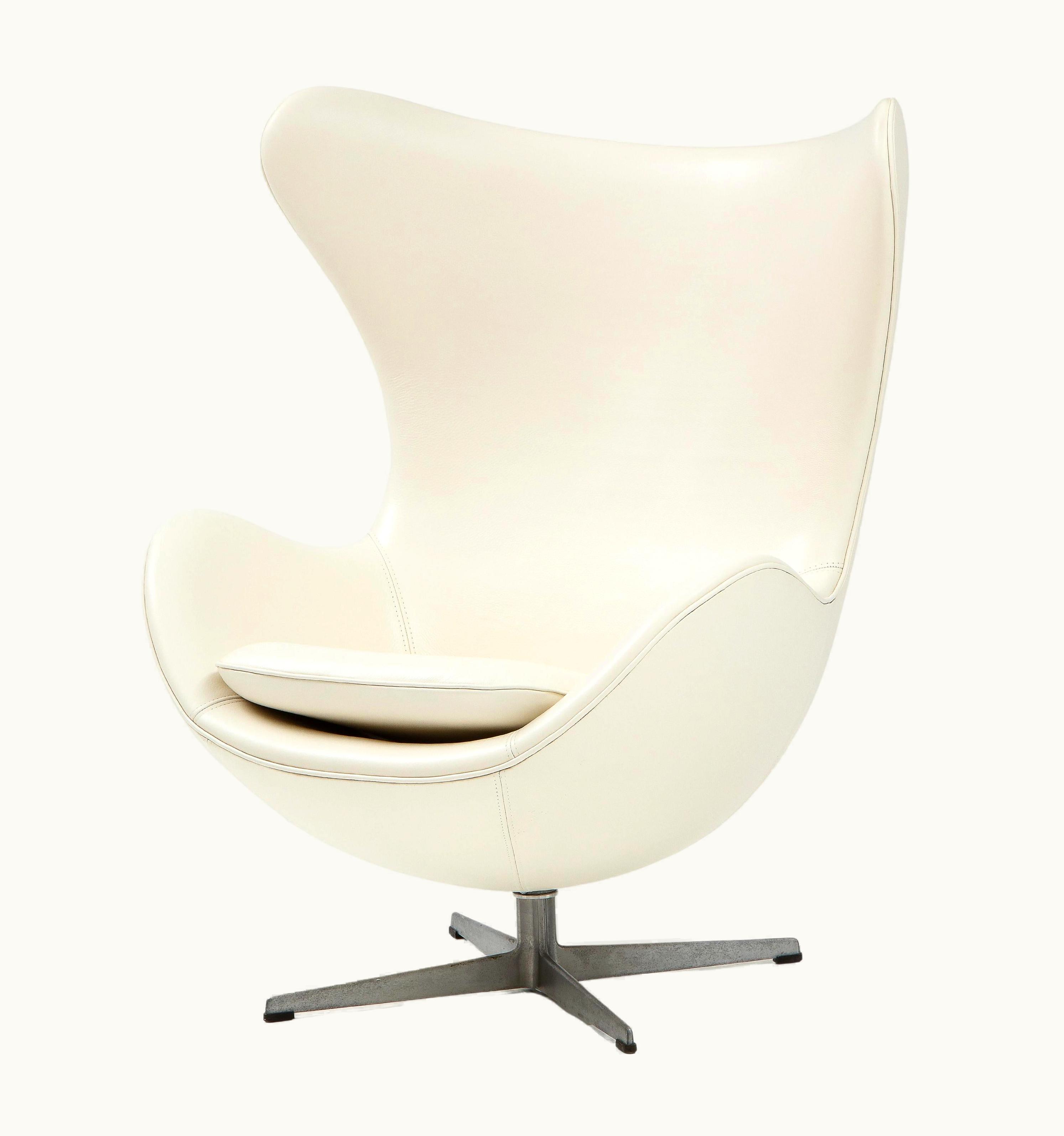 Arne Jacobsen Arne Jacobsen Arne Jacobson Vintage 'Egg' Chair In White Leather For Fritz Hansen