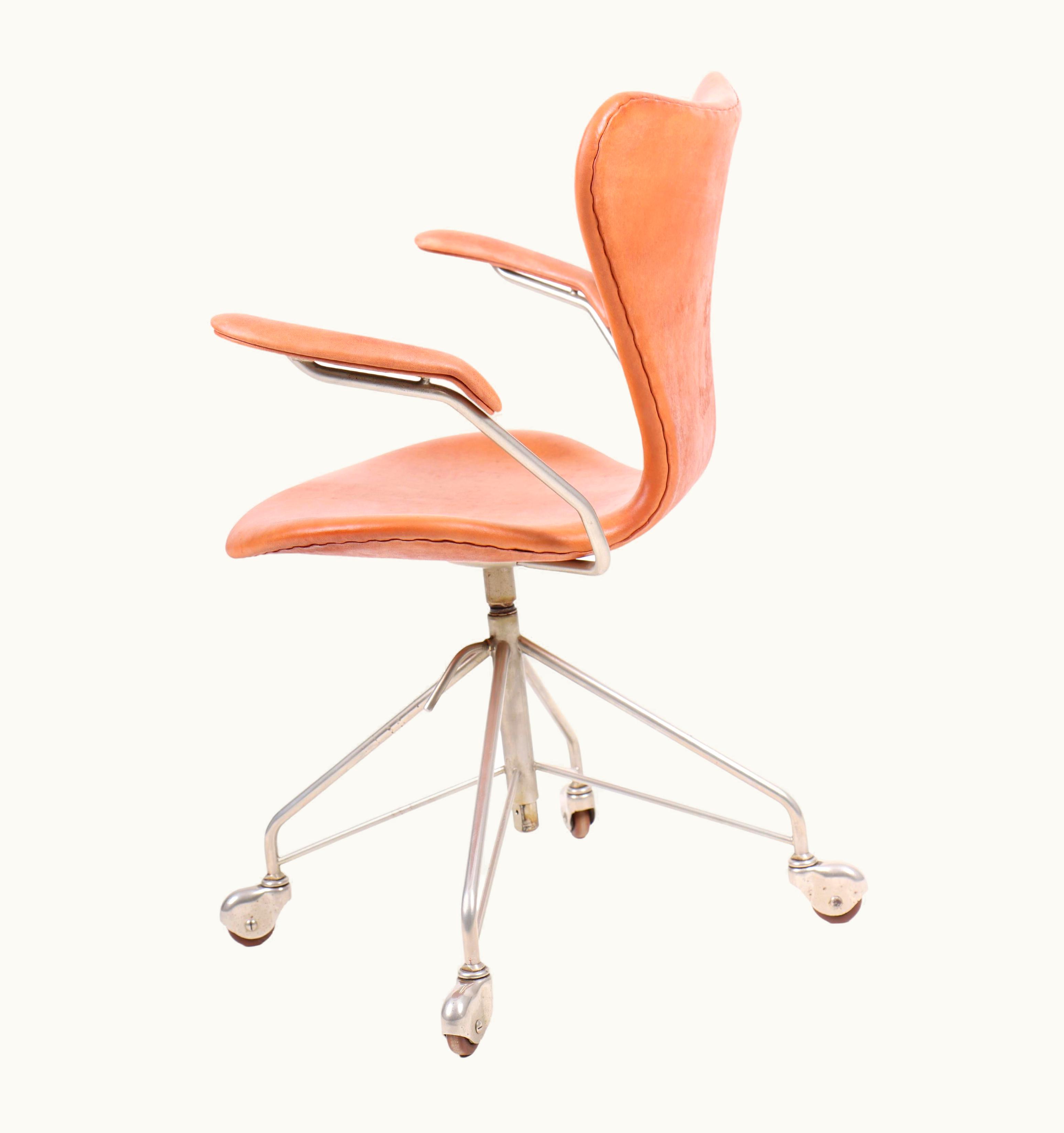 Arne Jacobsen Arne Jacobsen Midcentury Desk Chair Model 3117 In Patinated Leather By Arne Jacobsen, 1960s