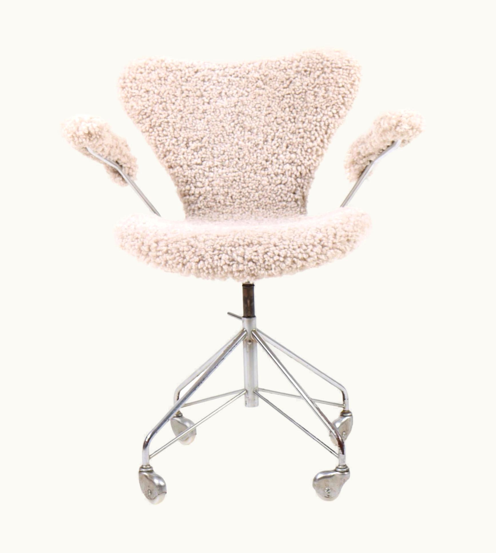 Arne Jacobsen Arne Jacobsen Midcentury Desk Chair Model 3117 In Sheepskin By Arne Jacobsen, 1960s