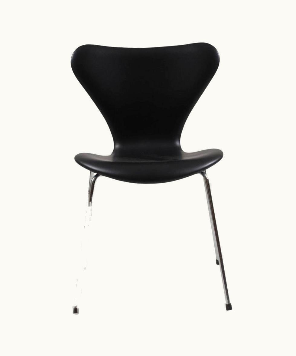Arne Jacobsen Arne Jacobsen Seven Chair, 3107, Newly Upholstered With Black Classic Leather