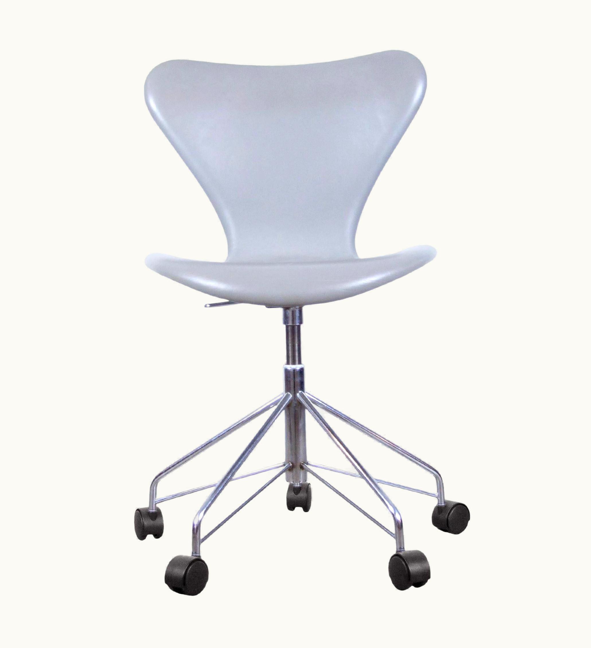 Arne Jacobsen Arne Jacobsen Model 3117 Series 7 Fully Upholstered Desk Chair In Grey Leather