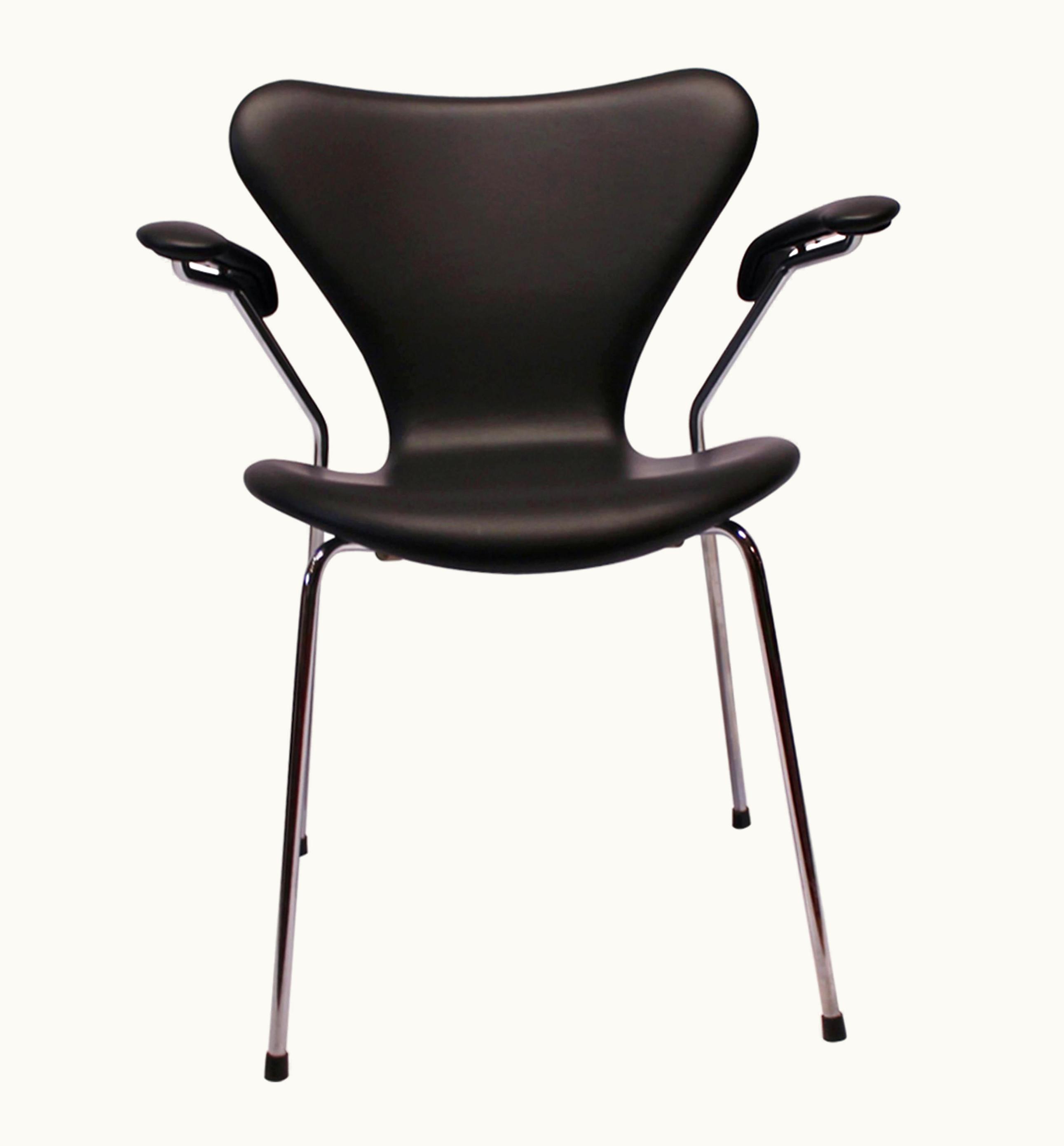 Arne Jacobsen Arne Jacobsen Seven Chair, Model 3207, With Armrest In Black Classic Leather By Arne Jacobsen