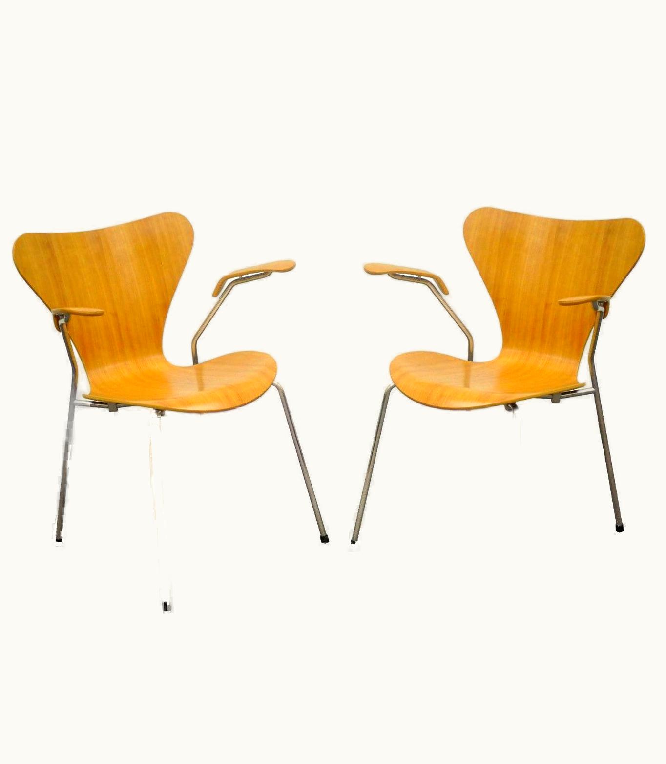 Arne Jacobsen;Fritz Hansen Arne Jacobsen;Fritz Hansen Pair Of Danish Modern Fritz Hansen Arne Jacobsen Knoll Series Seven Arm Chairs A