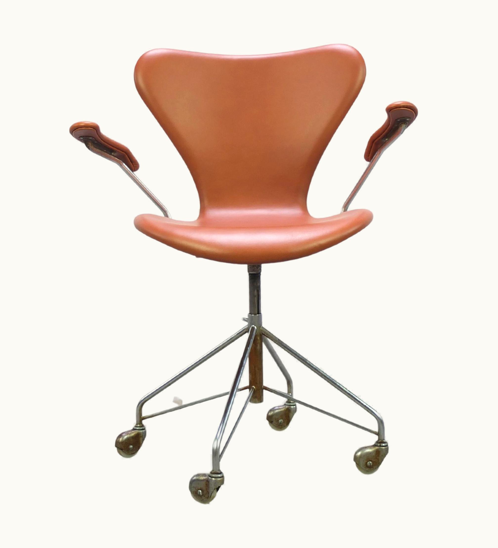 Arne Jacobsen Arne Jacobsen Early '3217' Swivel Desk Chair Arne Jacobsen For Fritz Hansen, 1955
