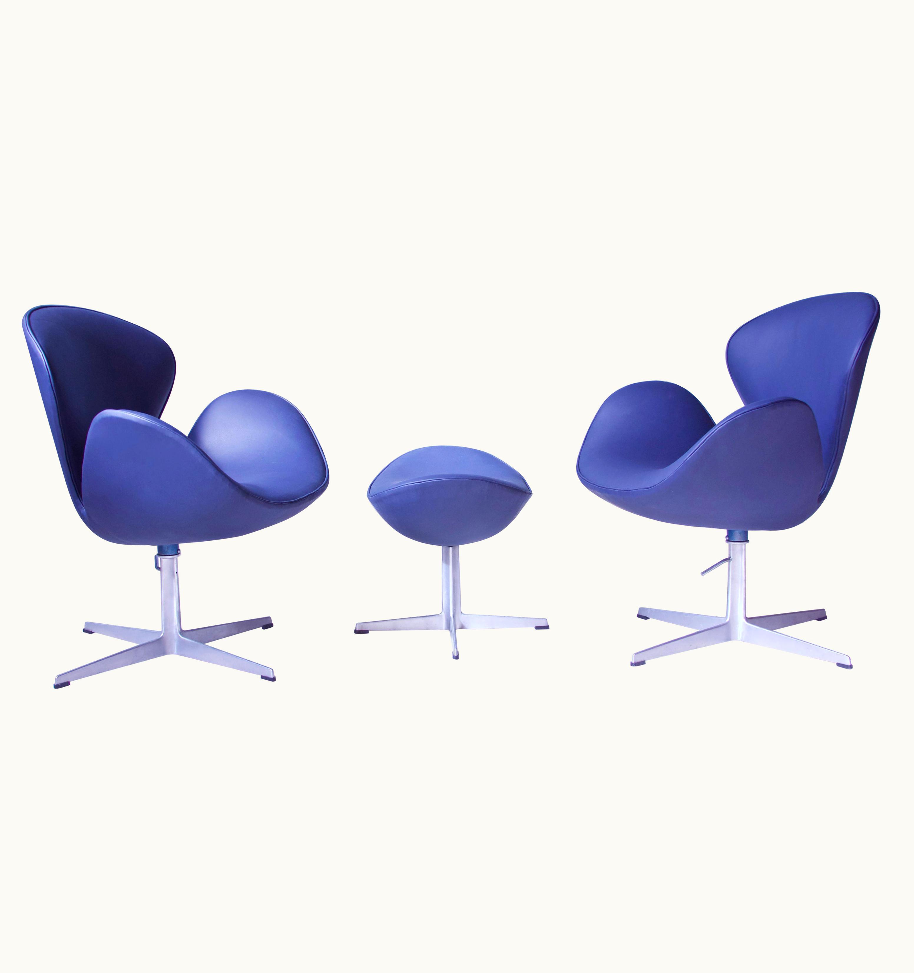 Arne Jacobsen Arne Jacobsen Vintage Pair Swan Chairs & Egg Footstool In Leather & Aluminum By Arne Jacobsen