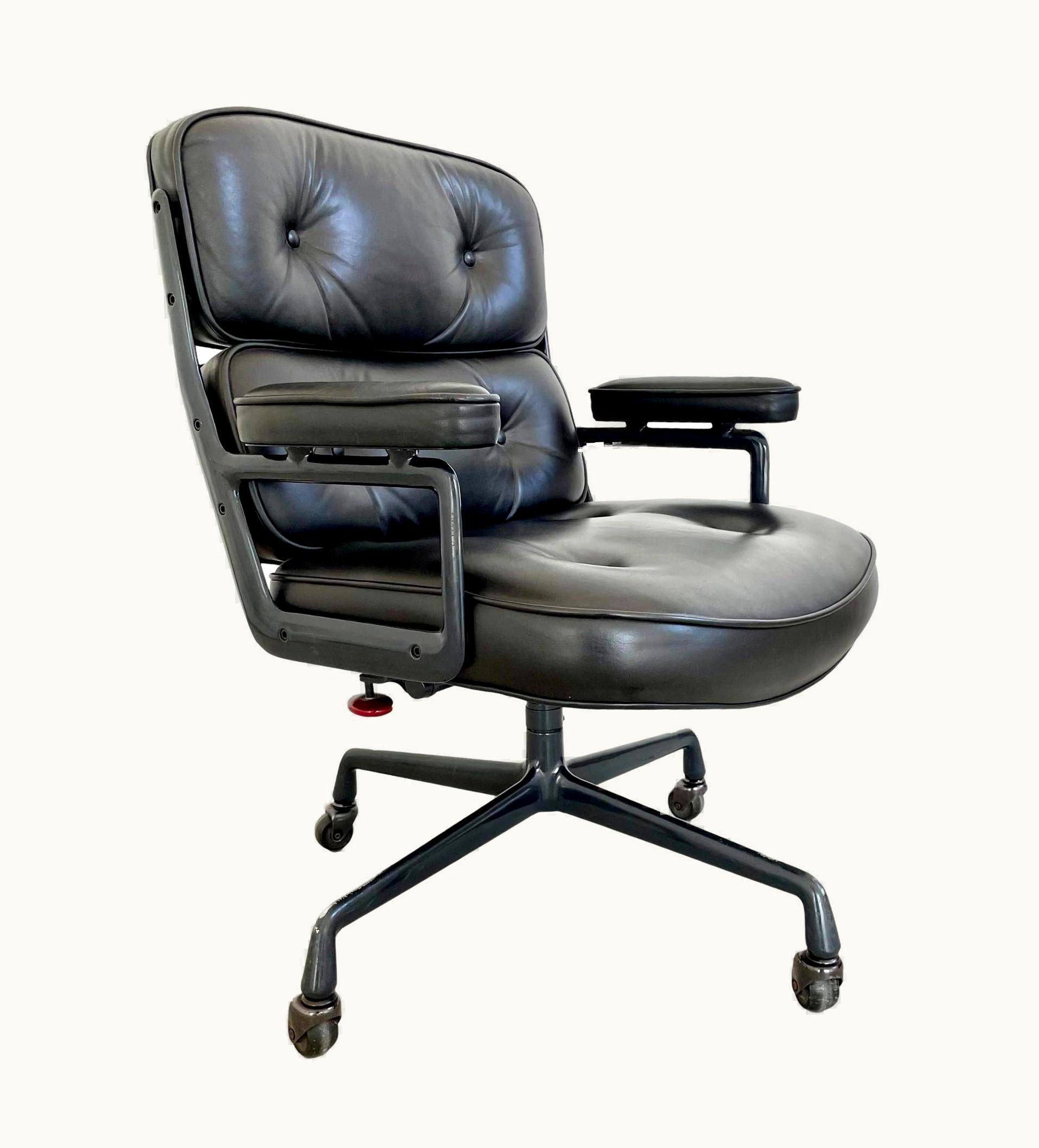Charles and Ray Eames Time Life Chair In Black Leather For Herman Miller, 1984 USA UZ0188894
