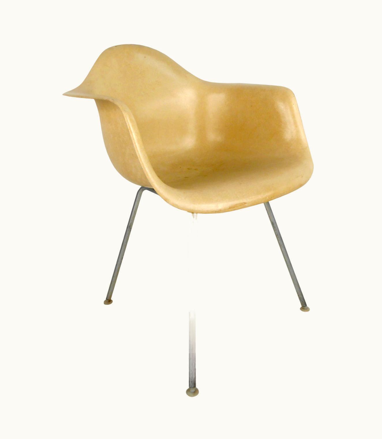 Charles and Ray Eames Mid-Century Modern Fiberglass Shell Chair By Eames For Herman Miller