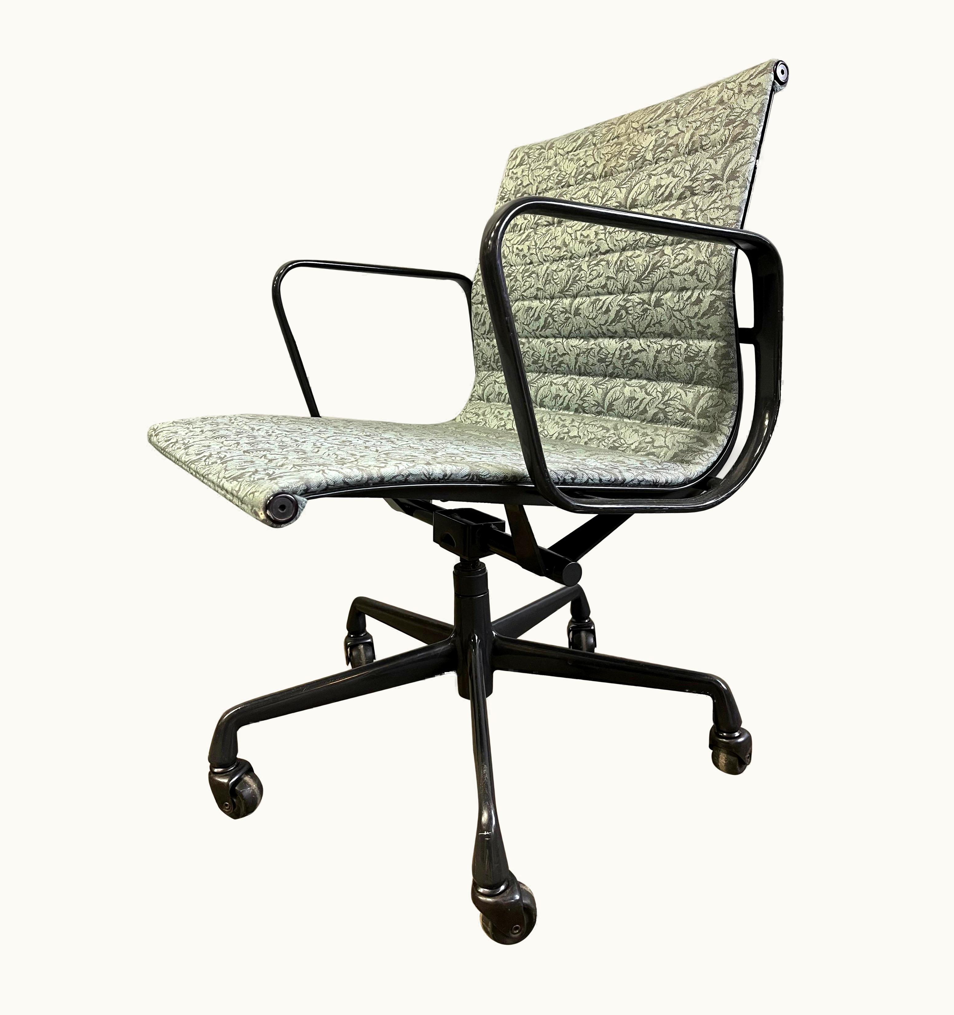 Charles and Ray Eames Mid-Century Eames Aluminium Group Chair For Herman Miller, 1980's