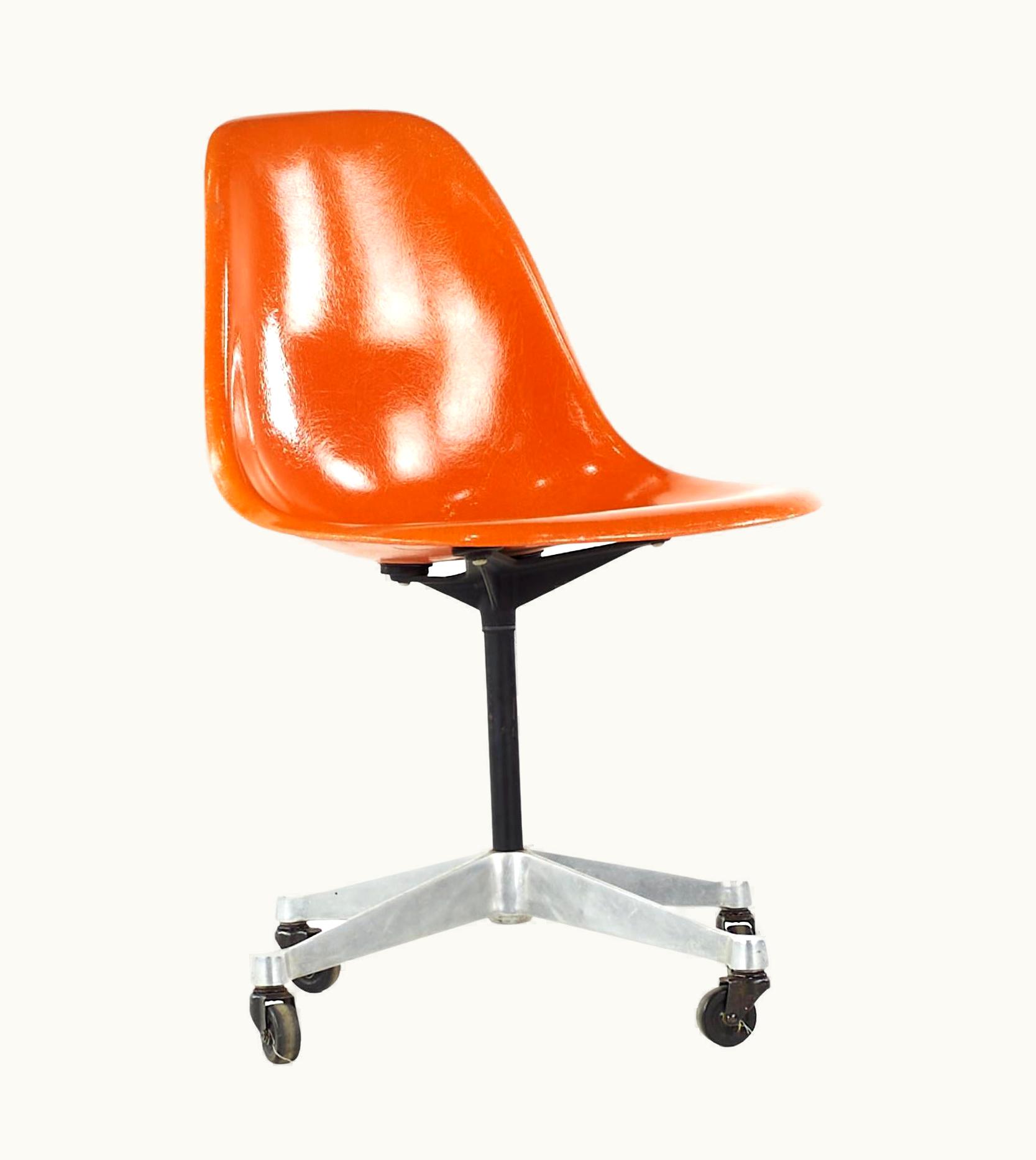 Charles and Ray Eames Charles And Ray Eames For Herman Miller Mid Century Wheeled Shell Chair UZ0189052