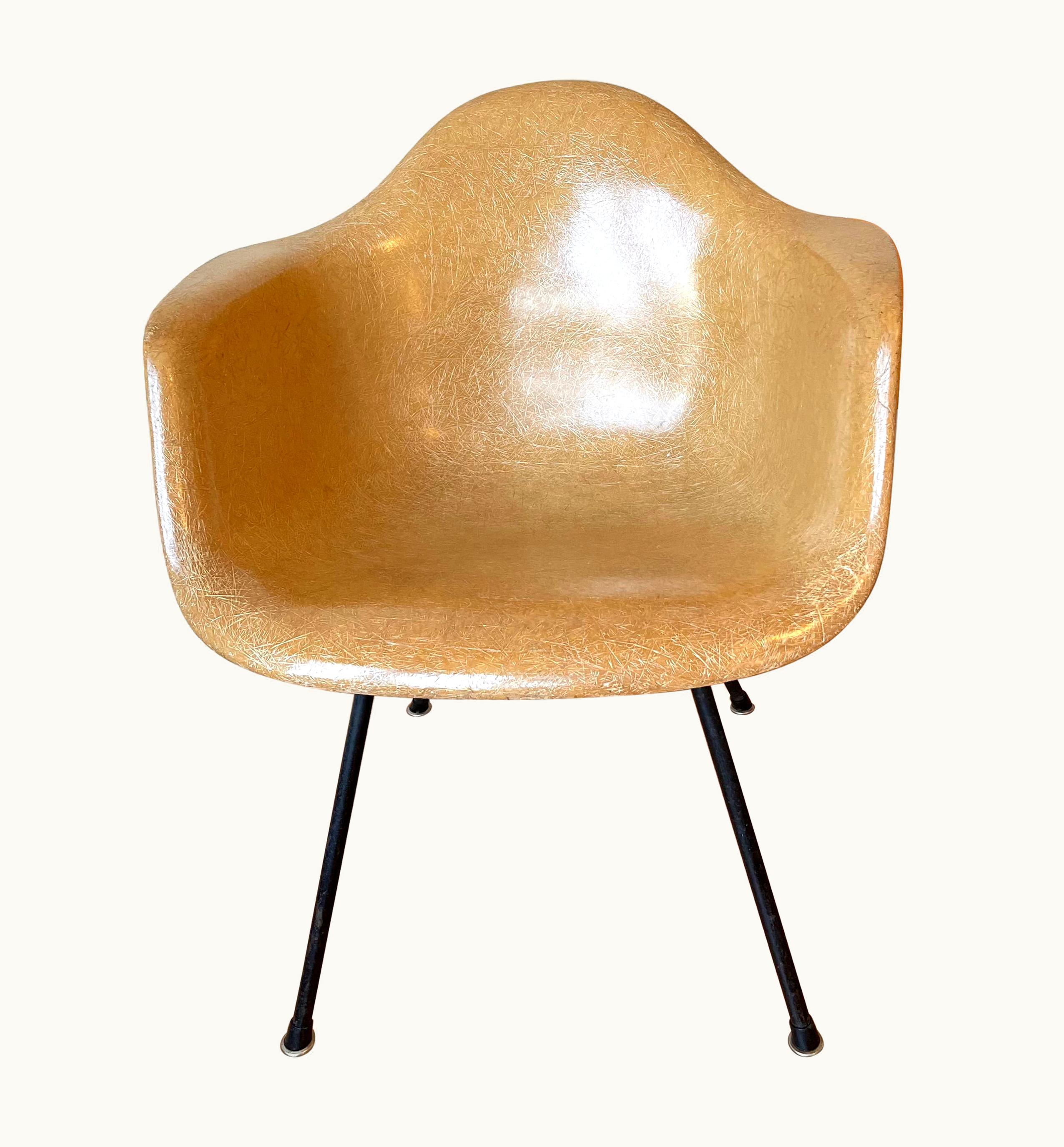 Charles and Ray Eames Charles and Ray Eames Max Armchair By Charles And Ray Eames For Herman Miller 'Parchment'