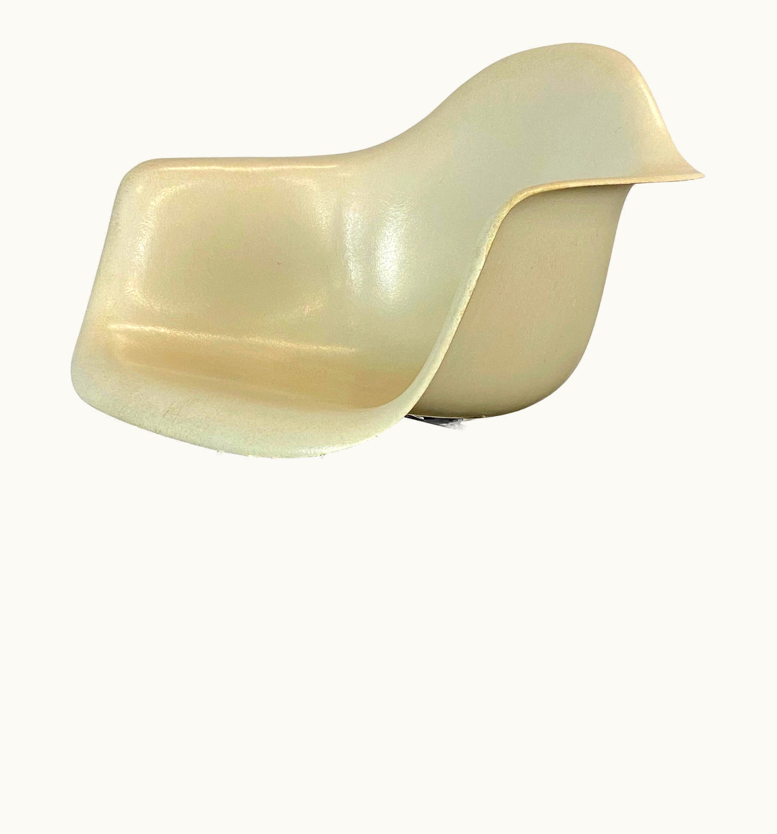 Charles and Ray Eames Herman Miller Eames RAR Rocker In Parchment UZ0189278