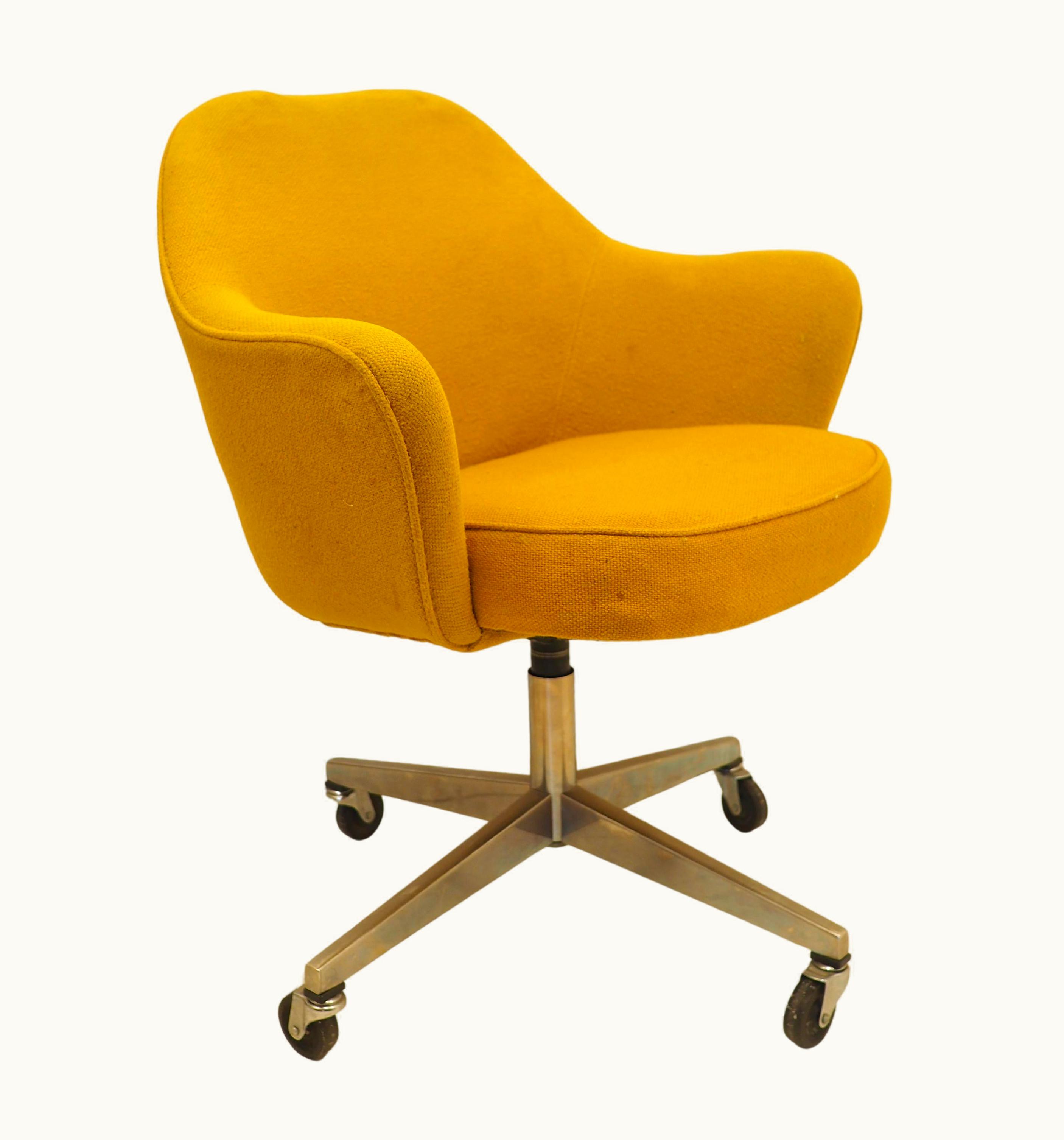 Eero Saarinen Eero Saarinen 1972 Knoll Executive Swivel Chair - Eero Saarinen