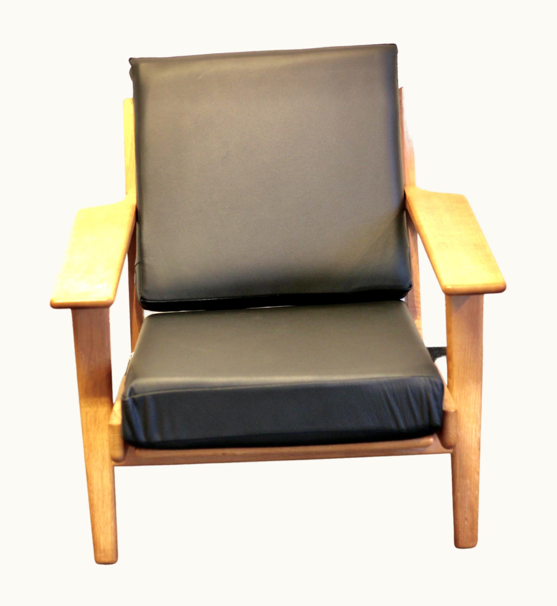 Hans J. Wegner Hans J. Wegner, Oak Lounge Chair GE-290