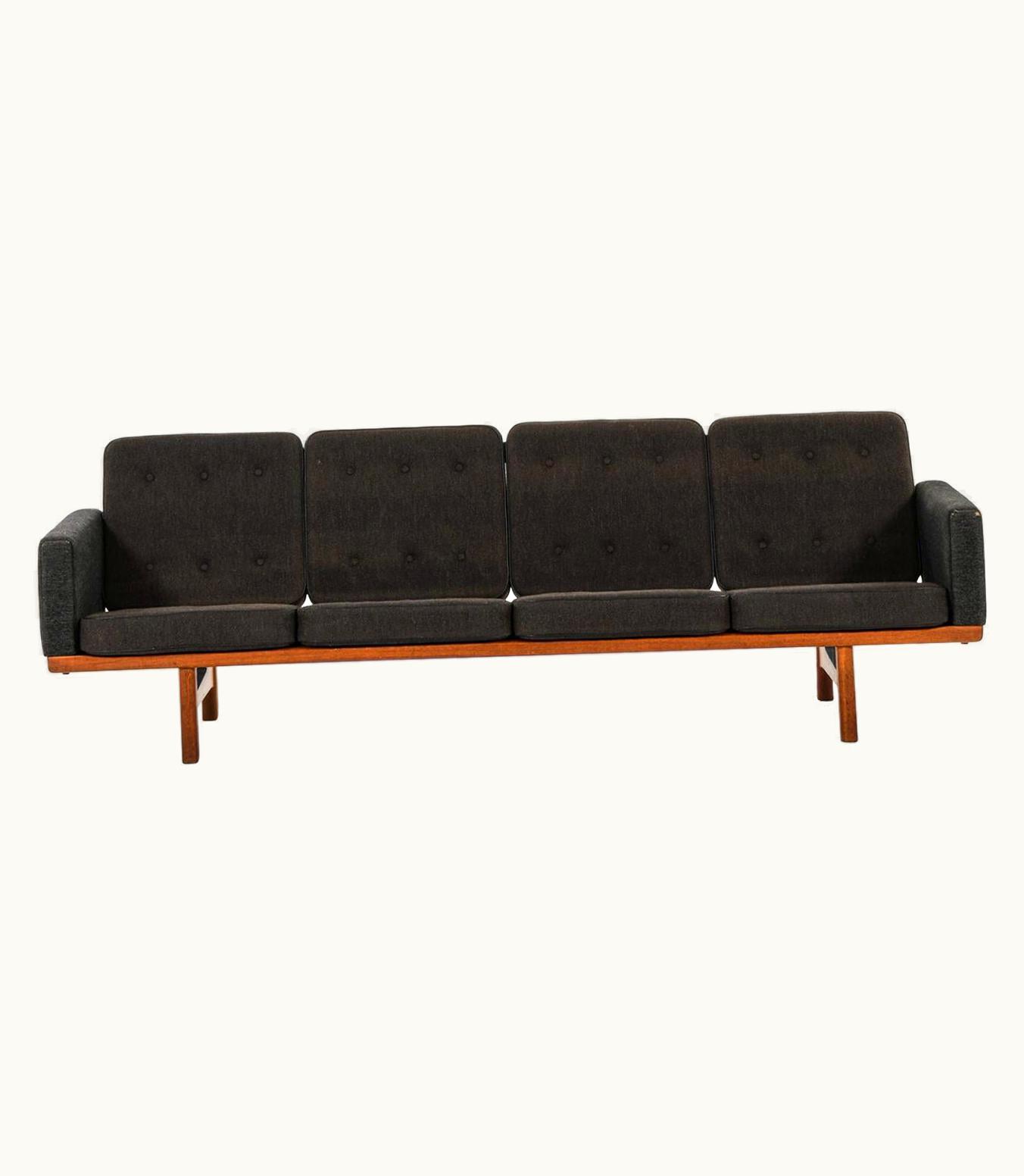 Hans J. Wegner Hans J. Wegner Sofa Model Ge 236/4 Produced By GETAMA In Denmark