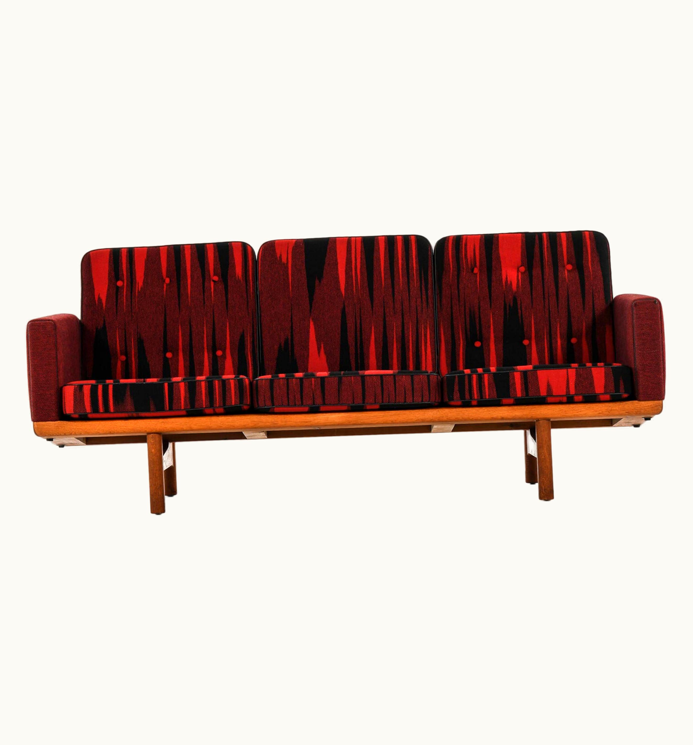Hans J. Wegner Hans J. Wegner Sofa Model GE 236/4 Produced By GETAMA In Denmark