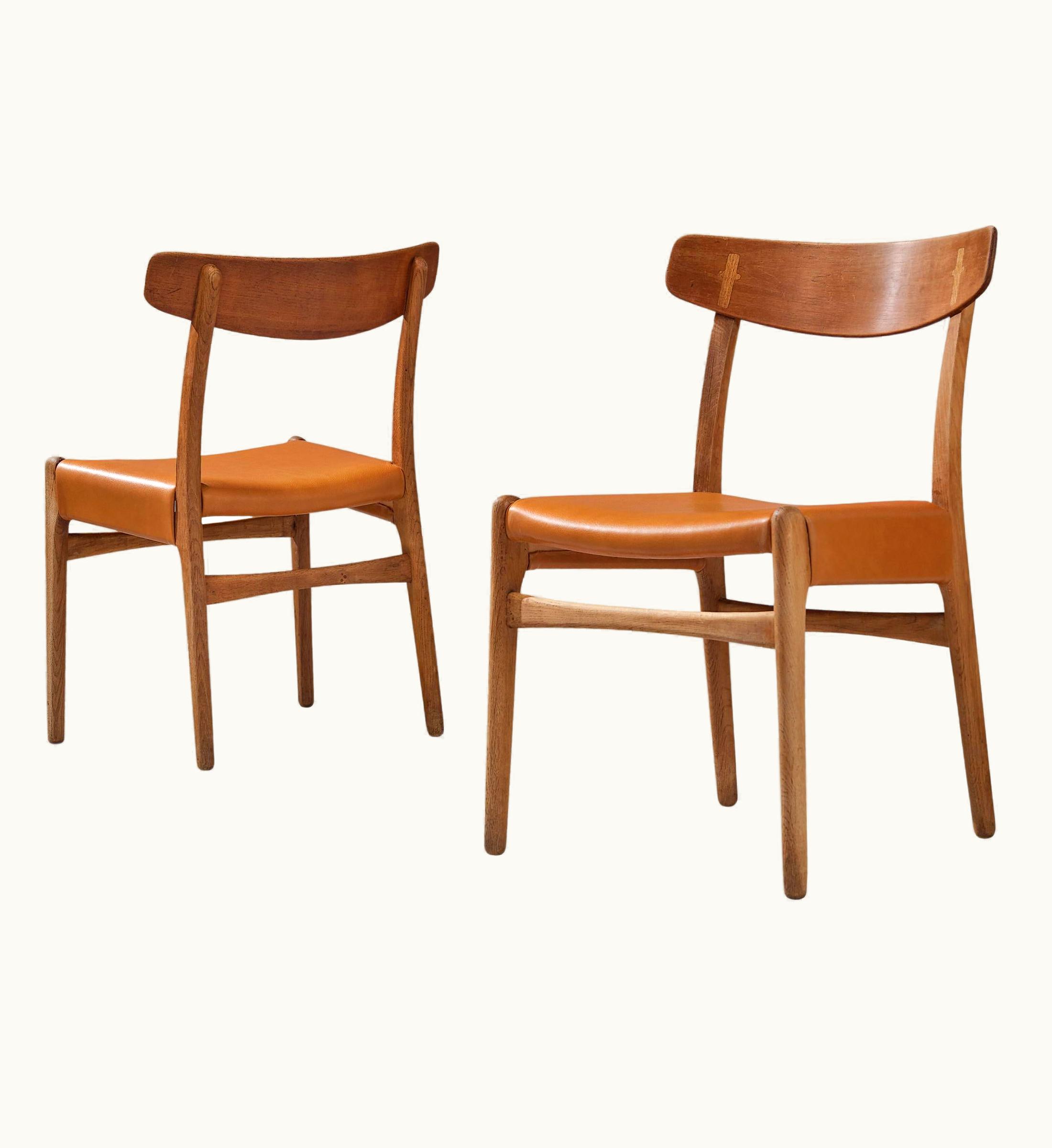 Hans J. Wegner Hans J. Wegner For Carl Hansen Pair Of Dining Chairs In Cognac Leather And Oak