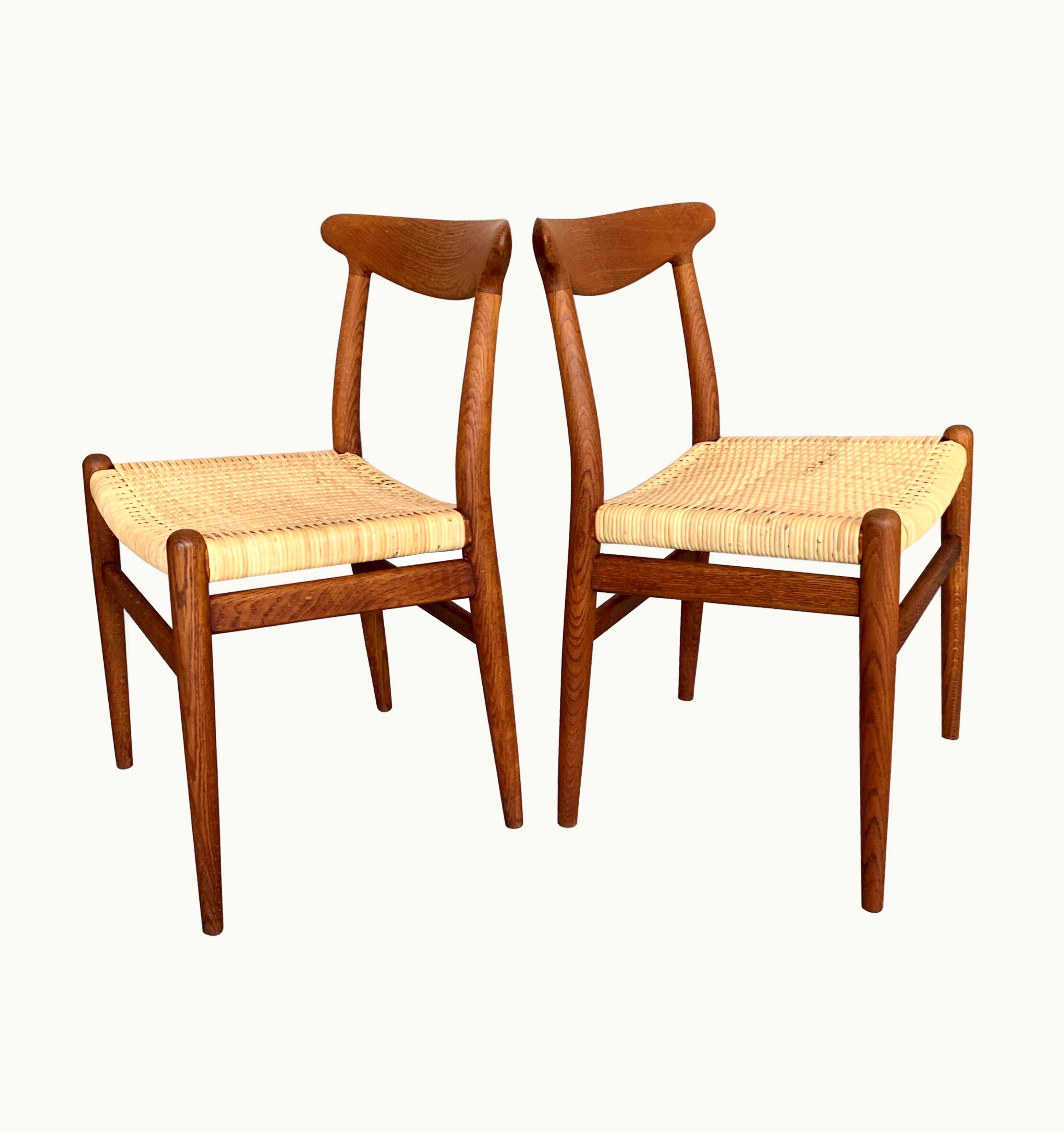 Hans J. Wegner Hans J. Wegner Pair Of Classic Hans Wegner Side Chairs In Oak