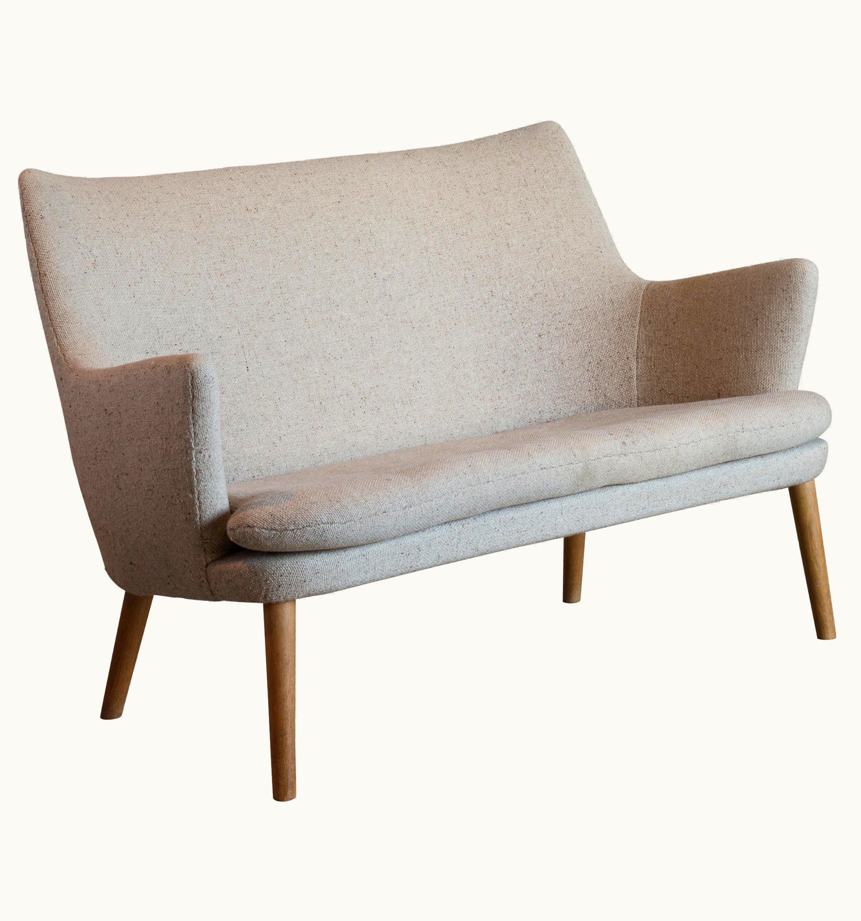 Hans J. Wegner Hans J. Wegner Two-Seat Sofa In Oak And Fabric For AP Stolen UZ0192144