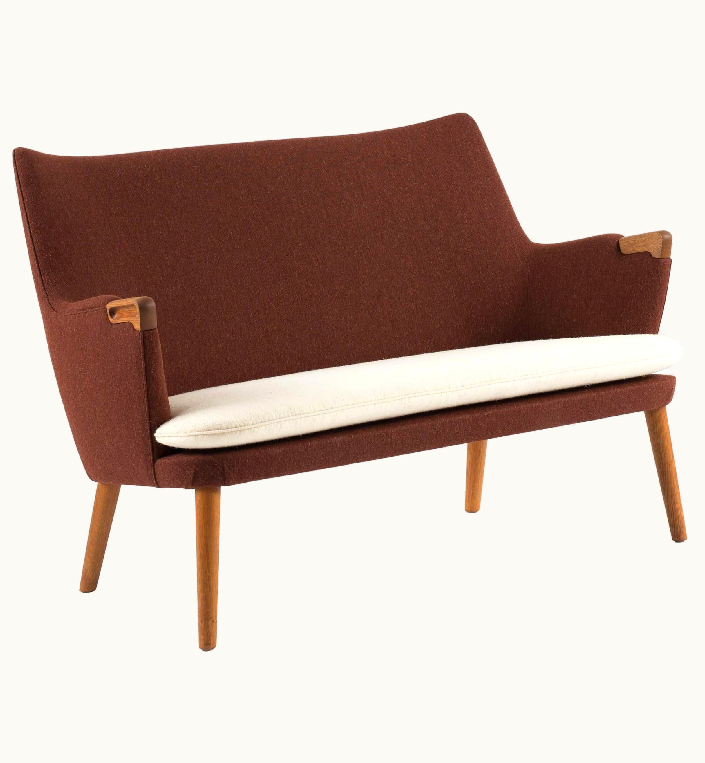 Hans J. Wegner Hans J. Wegner Two-Seat Sofa In Oak And Fabric For AP Stolen UZ0192349
